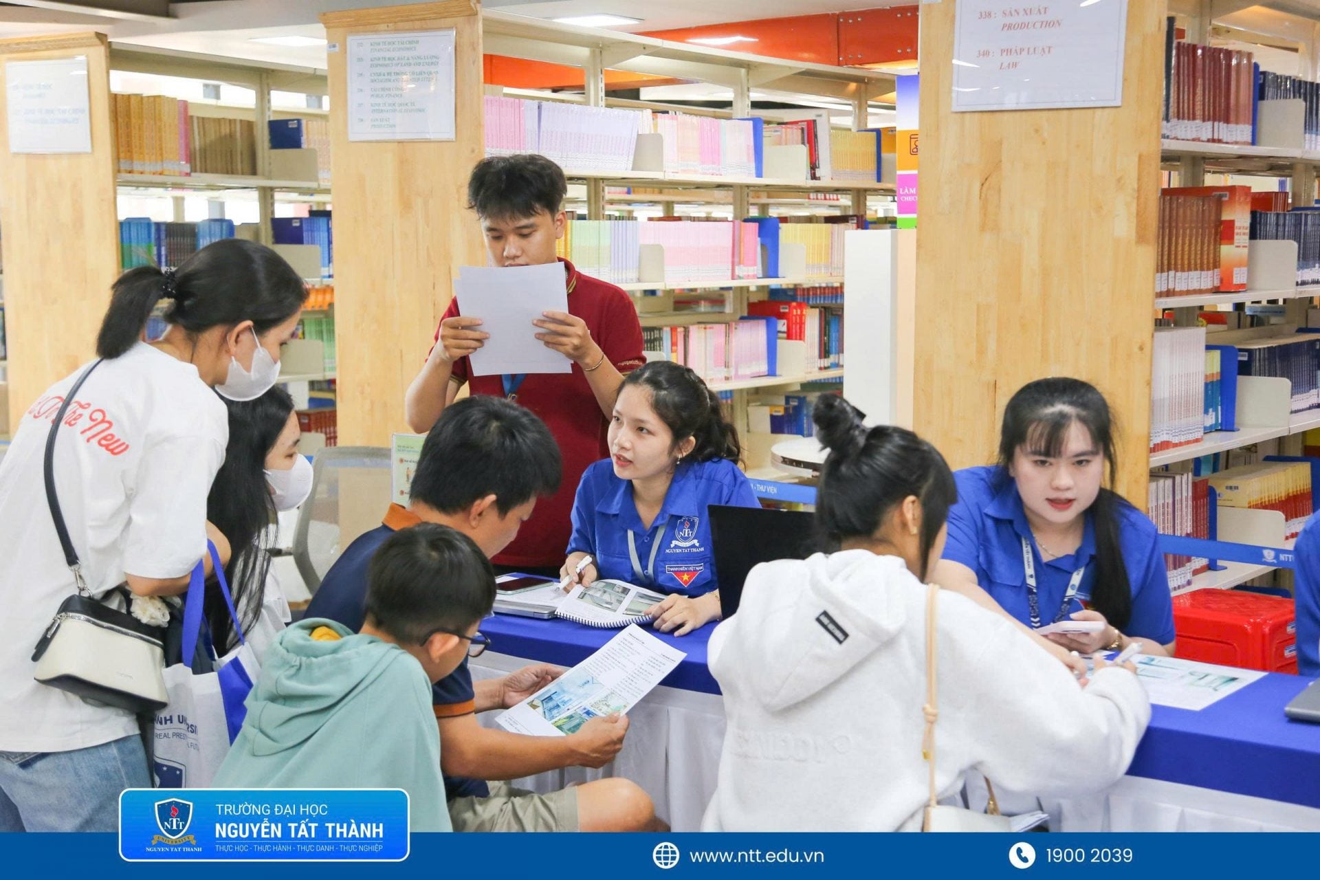 NTTU bố trí hoạt động tư vấn nhà trọ, ký túc xá, hỗ trợ tân sinh viên K2026 và phụ huynh tìm kiếm thông tin về nơi ở trong những ngày đầu nhập học
