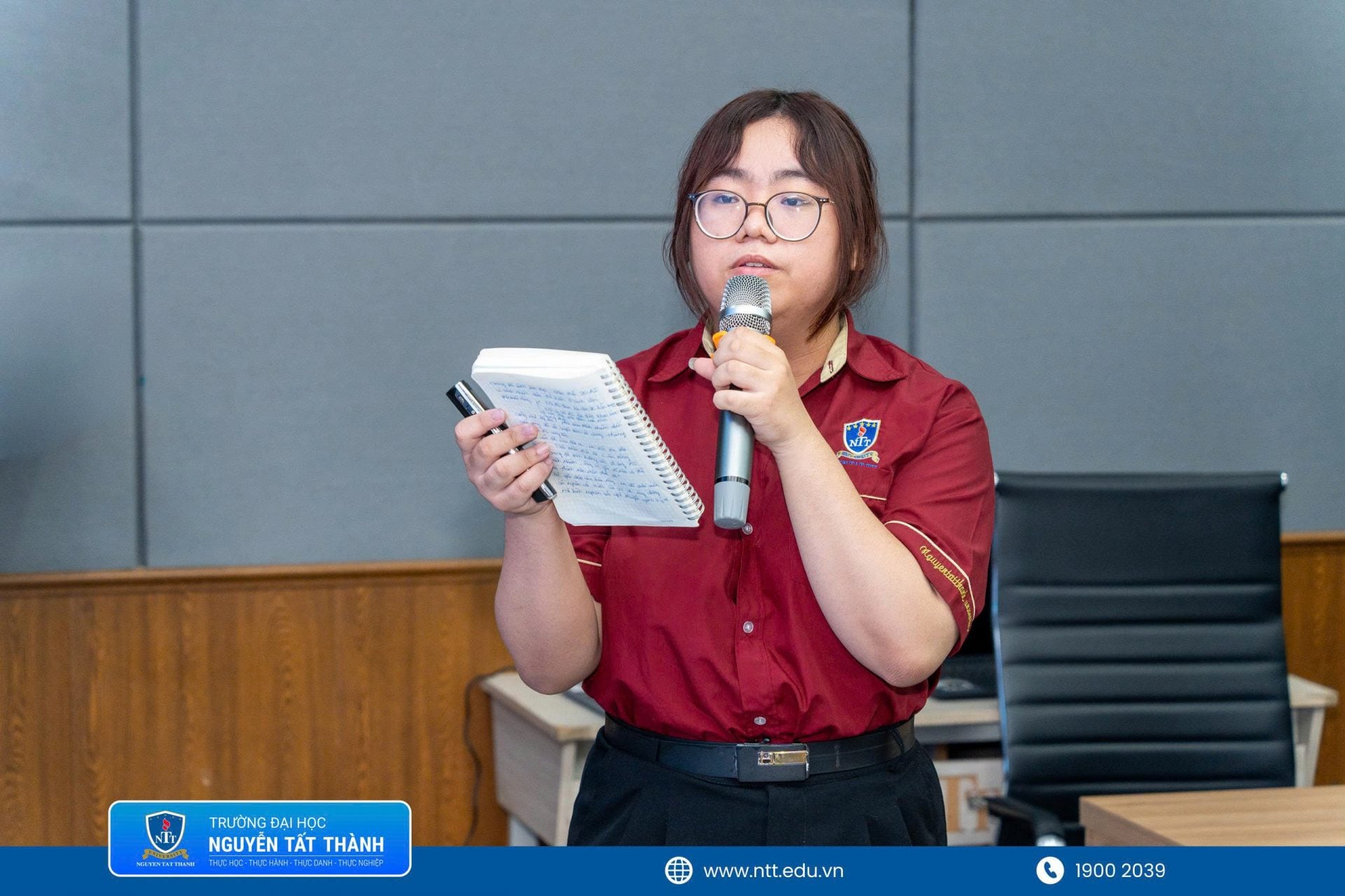 **Hội thảo thu hút 51 bài viết, trong đó có 20 bài của sinh viên, với các nghiên cứu tiếp cận AI và tự động hóa từ nhiều góc độ như quản trị trải nghiệm khách hàng, logistics thông minh và sử dụng AI có trách nhiệm trong môi trường học tập.**