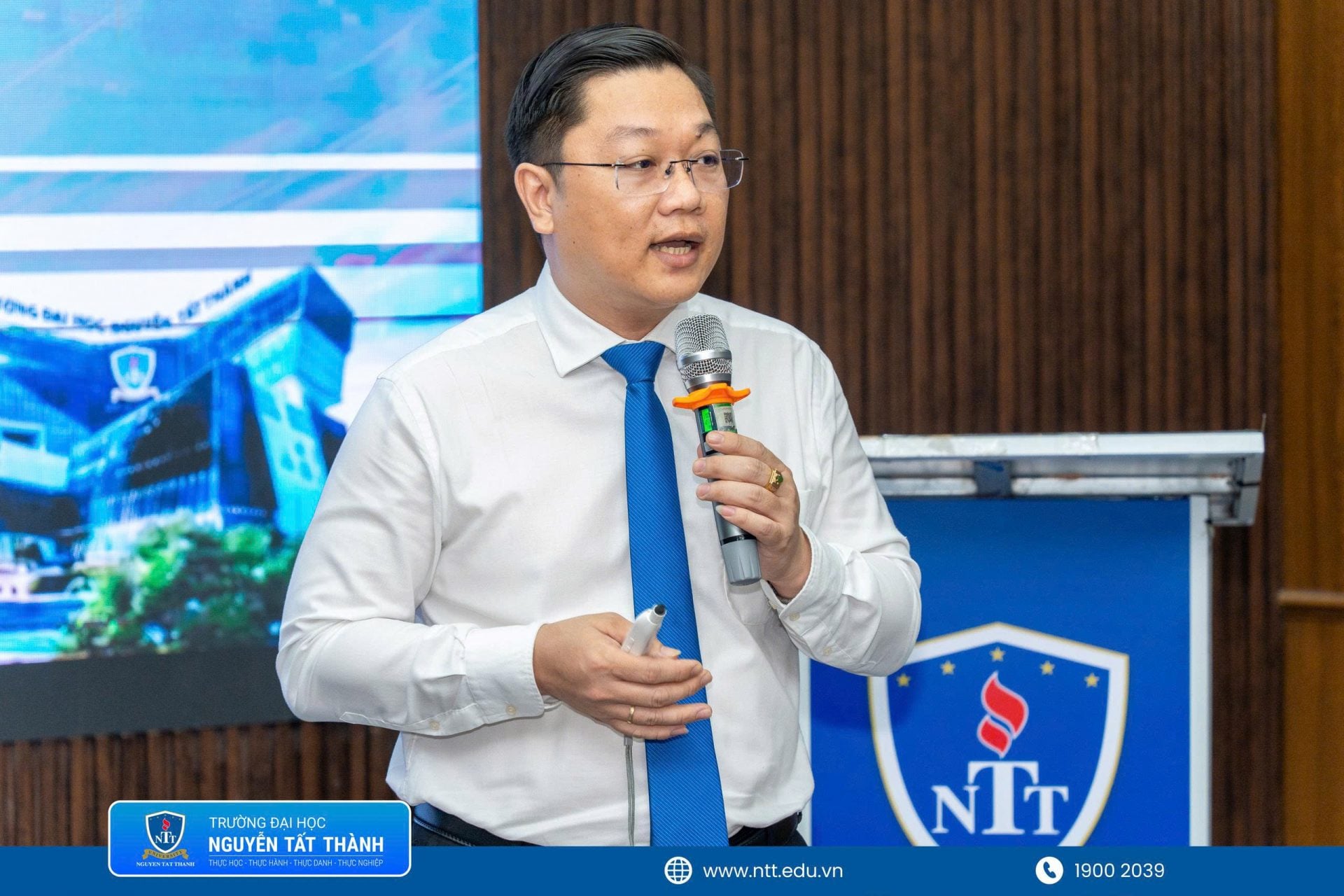 **Hội thảo thu hút 51 bài viết, trong đó có 20 bài của sinh viên, với các nghiên cứu tiếp cận AI và tự động hóa từ nhiều góc độ như quản trị trải nghiệm khách hàng, logistics thông minh và sử dụng AI có trách nhiệm trong môi trường học tập.**
