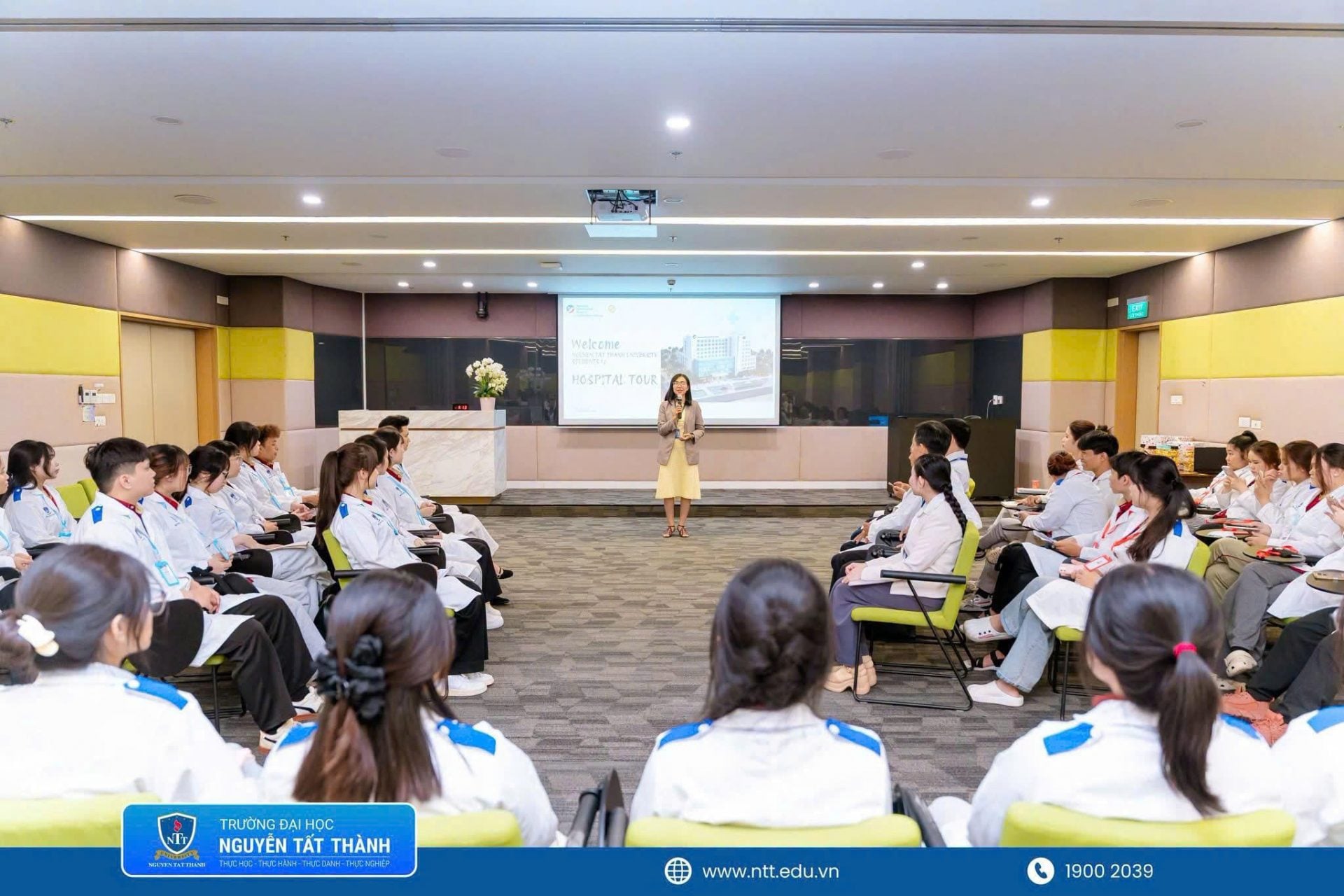 Đại diện Bệnh viện Quốc tế Mỹ giới thiệu với sinh viên NTTU về mô hình tổ chức, môi trường làm việc và quy trình phối hợp giữa các bộ phận trong quá trình tiếp nhận, khám và chăm sóc người bệnh.