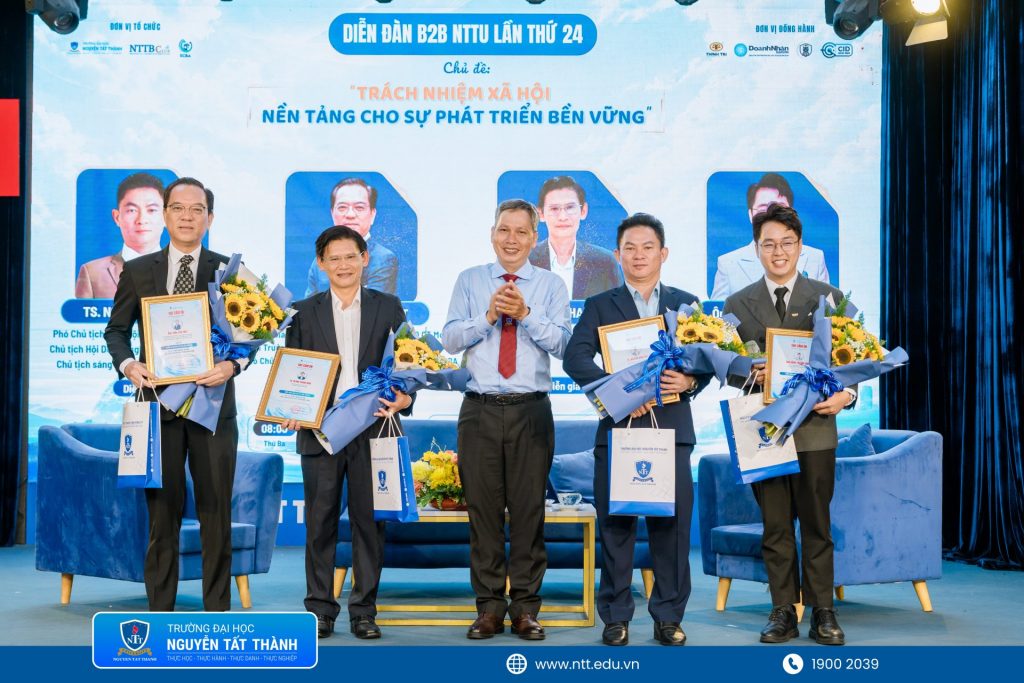 Tặng quà tri ân khách mời