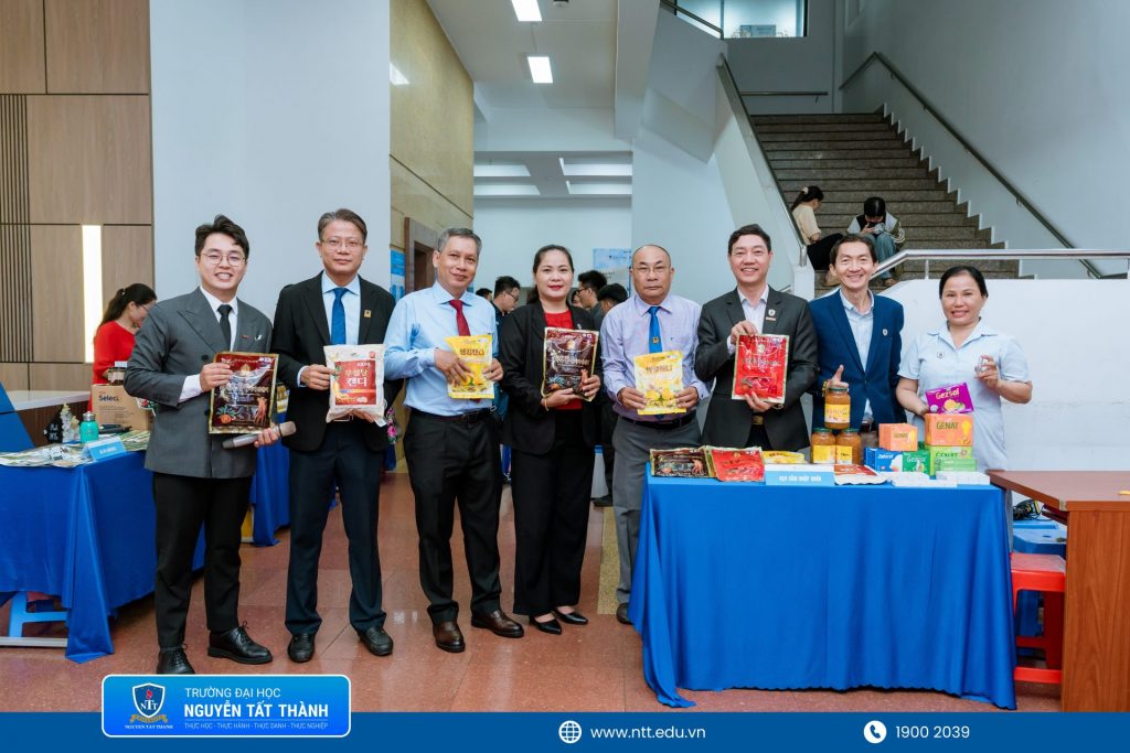 Đại biểu tham quan