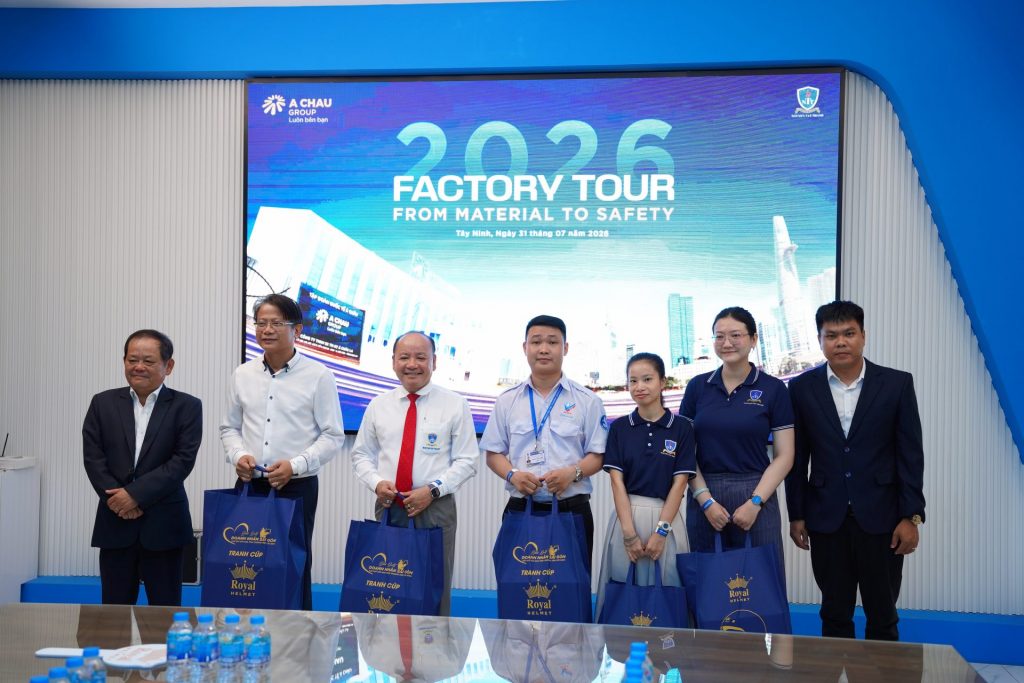Đại diện 2 đơn vị trao quà