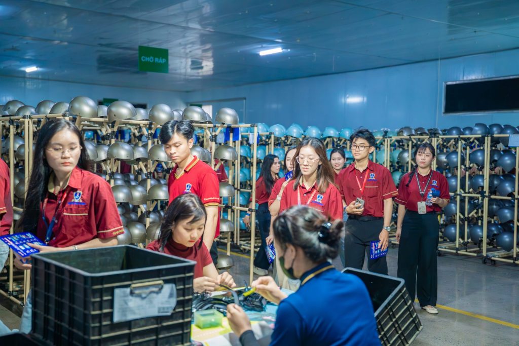 Đoàn tham quan khu vực sản xuất tại Công ty TNHH Sản xuất Thương mại Mafa Việt Nam