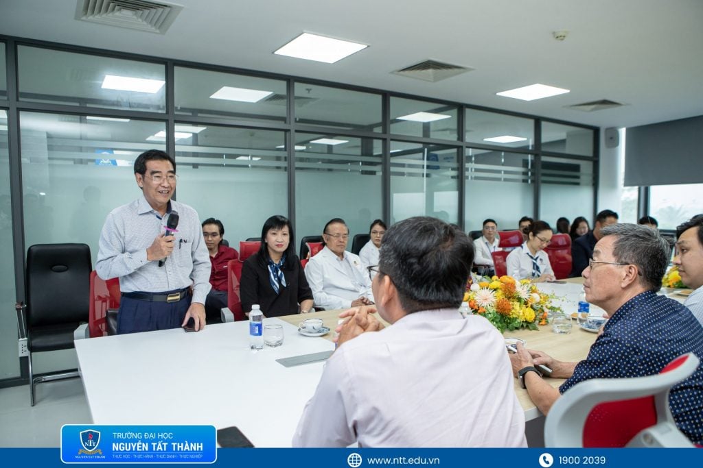 Đoàn công tác Đại học Trà Vinh và Khoa Răng Hàm Mặt Trường Đại học Nguyễn Tất Thành chụp hình lưu niệm