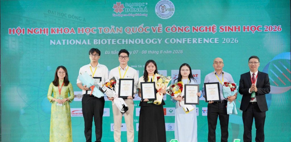 Vinh danh các báo cáo poster xuất sắc nhất; ThS. Nguyễn Hoàng Danh (thứ ba từ trái sang).