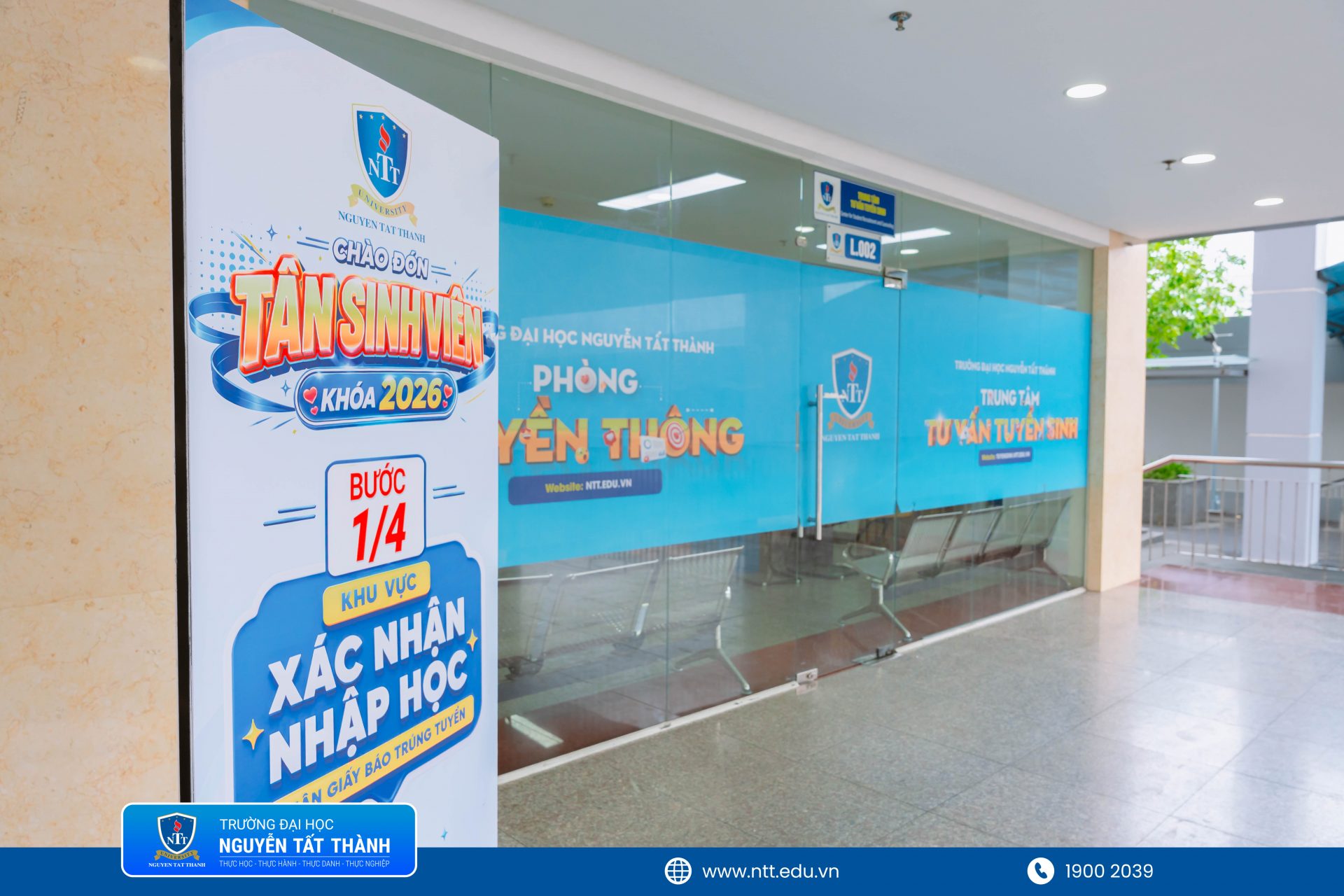 Các khu vực tiếp nhận và hướng dẫn thủ tục được bố trí theo từng nội dung, giúp tân sinh viên và phụ huynh thuận tiện trong quá trình nhập học.