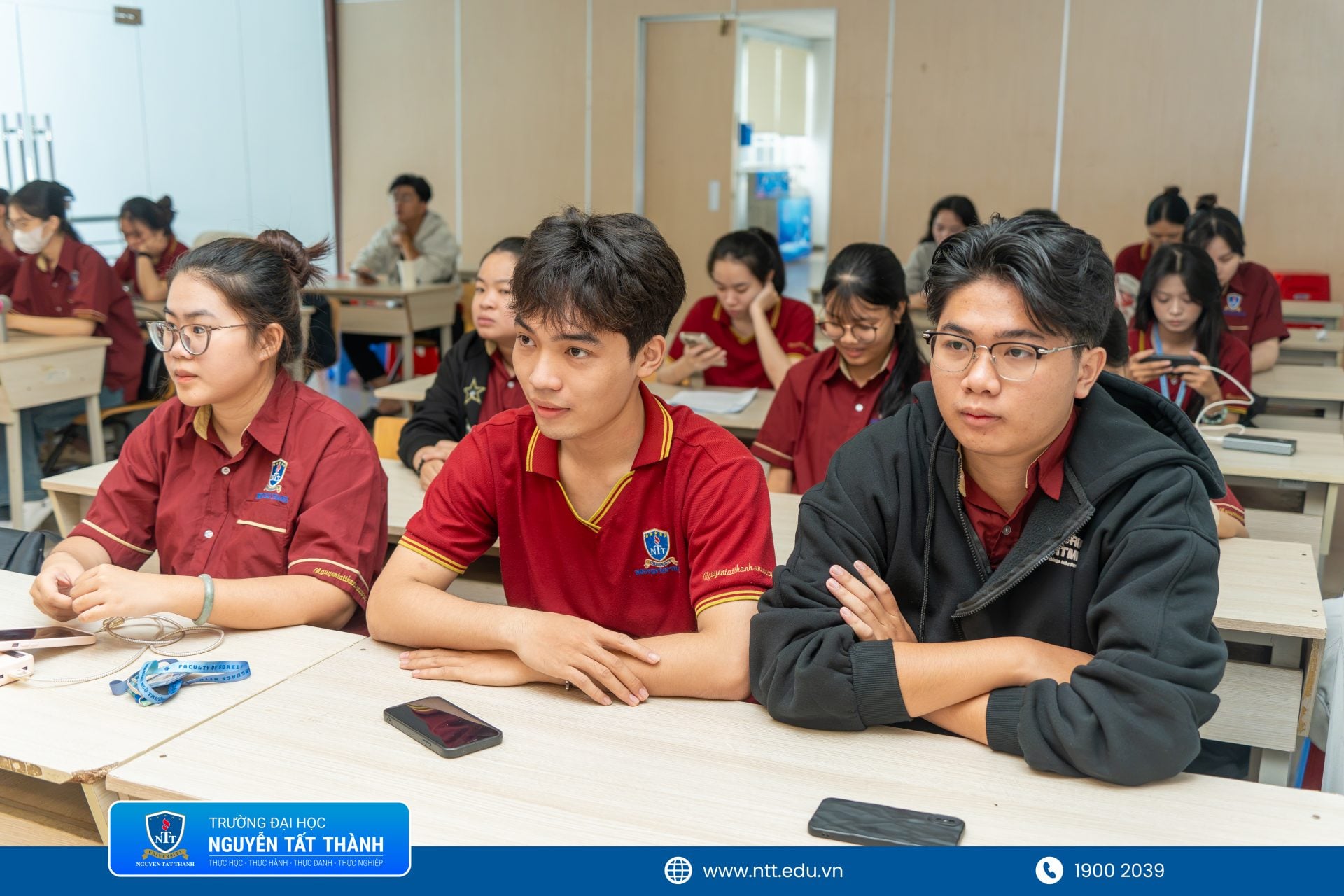 Chuyên đề "Học liệu mở phục vụ dạy và học Ngoại ngữ" do Khoa Ngoại ngữ Trường ĐH Nguyễn Tất Thành tổ chức sáng 14/8 tại cơ sở 331 Đỗ Mười, thu hút giảng viên bốn tổ bộ môn và sinh viên của Khoa