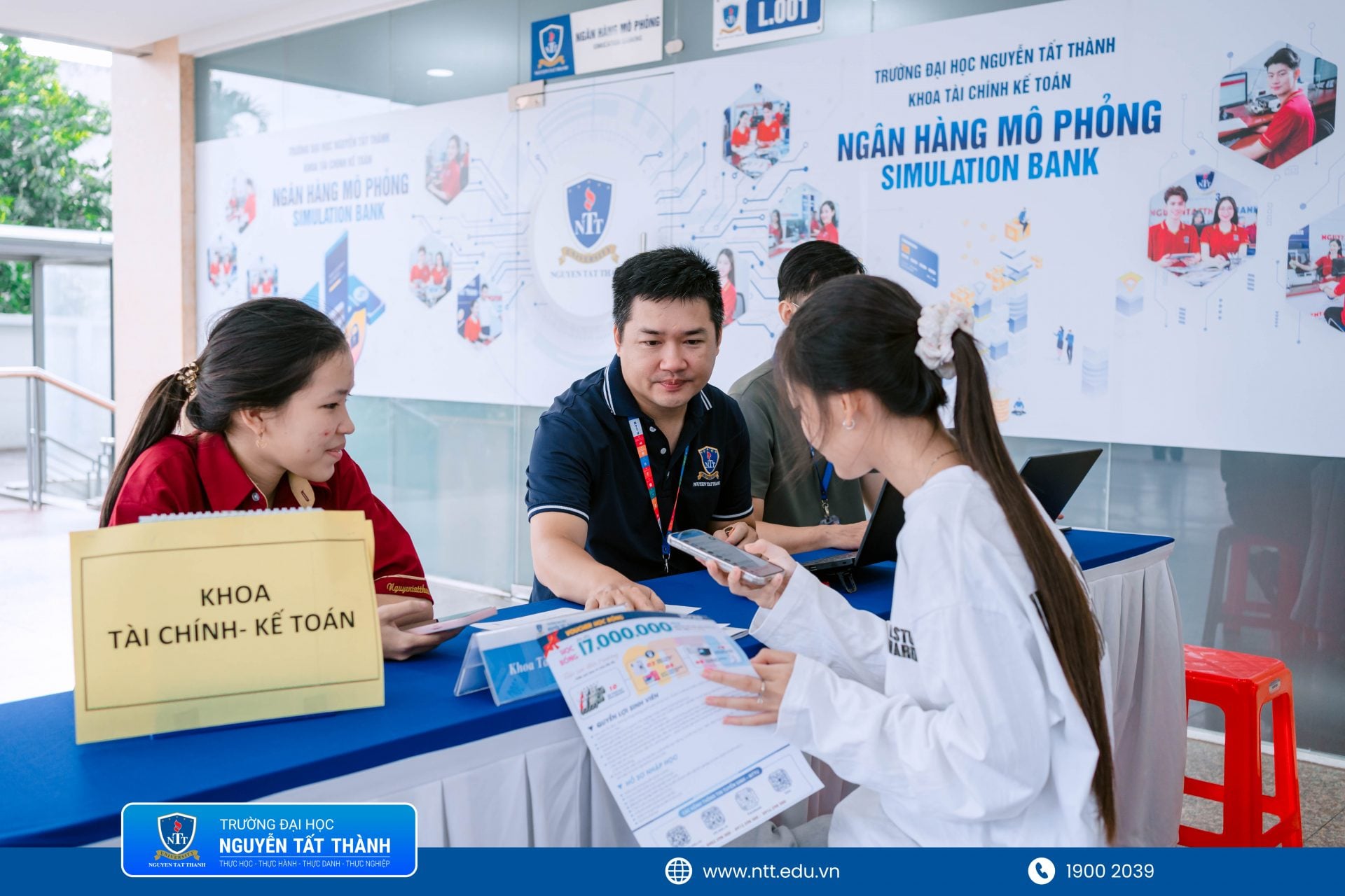 NTTU Tấp nập tiếp nhận hồ sơ nhập học khóa 2026 tại hai cơ sở Xóm Chiếu và An Phú Đông