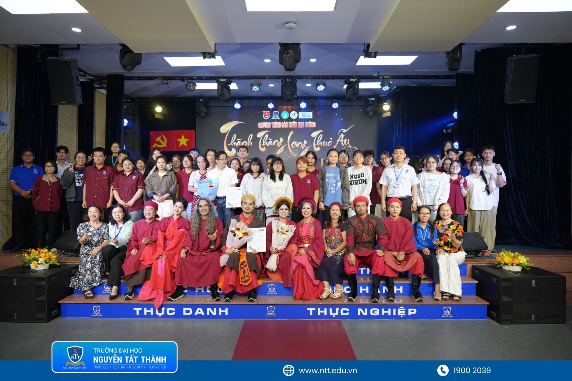 Nghệ sĩ và sinh viên đứng chung khung hình lưu giữ kỷ niệm