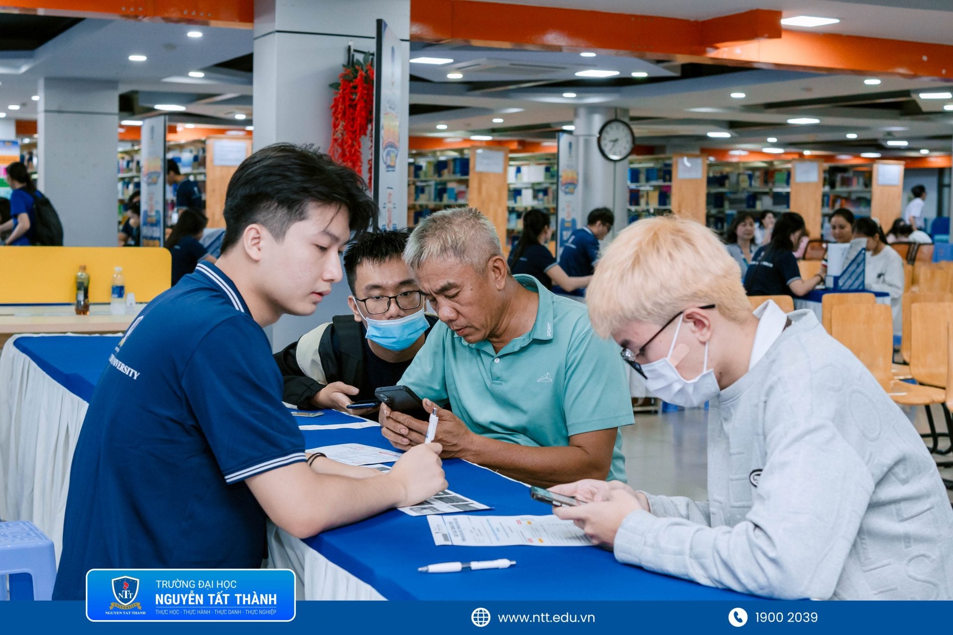 Thí sinh và phụ huynh từ nhiều tỉnh, thành tranh thủ đến NTTU hoàn tất thủ tục nhập học trước ngày 21/8.