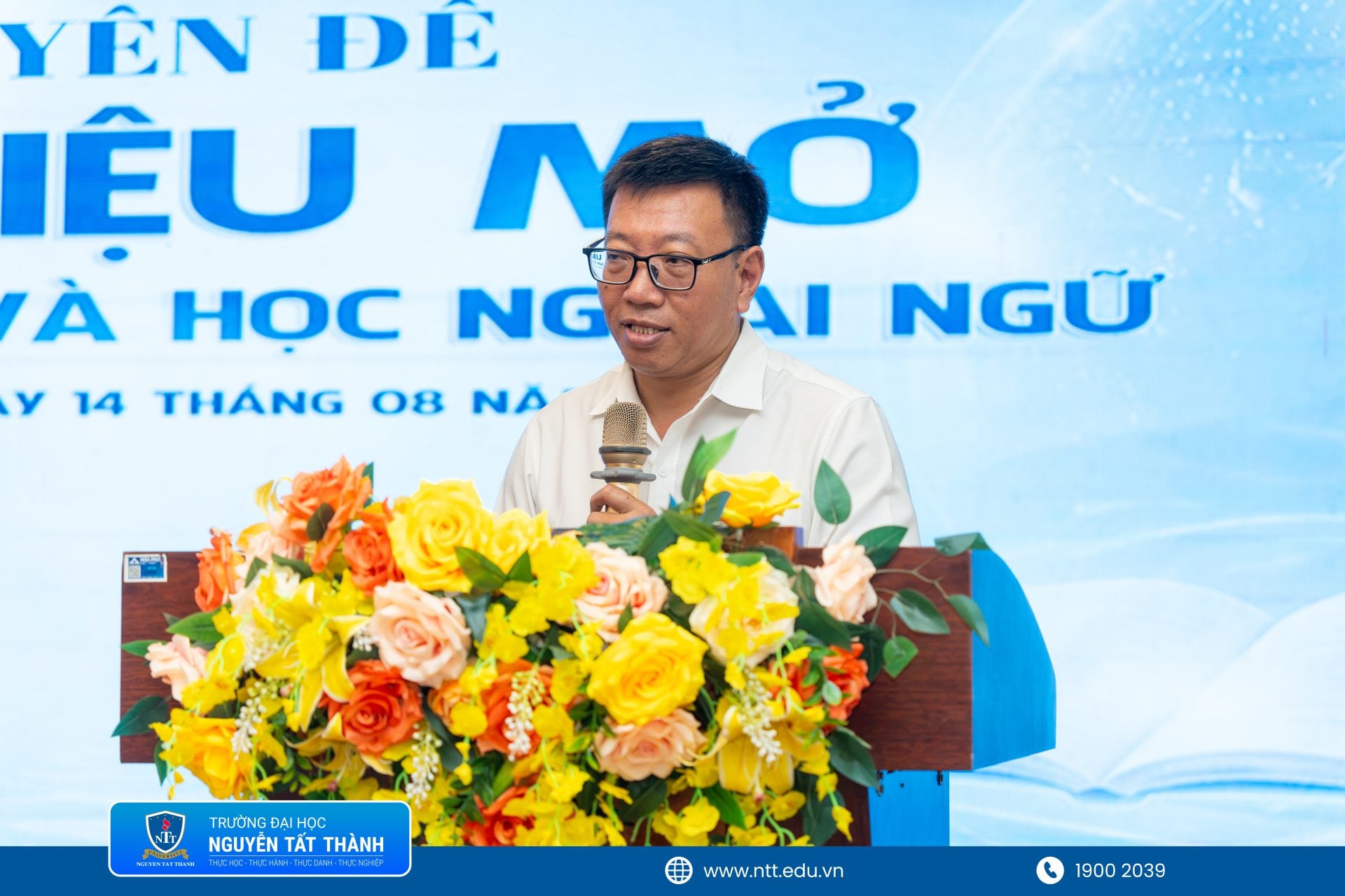TS. Đinh Lư Giang – Phó Trưởng khoa Ngoại ngữ – phân tích hệ sinh thái học liệu mở của bốn ngoại ngữ tiếng Anh, Trung, Nhật, Hàn cùng cách khai thác cho từng lớp học