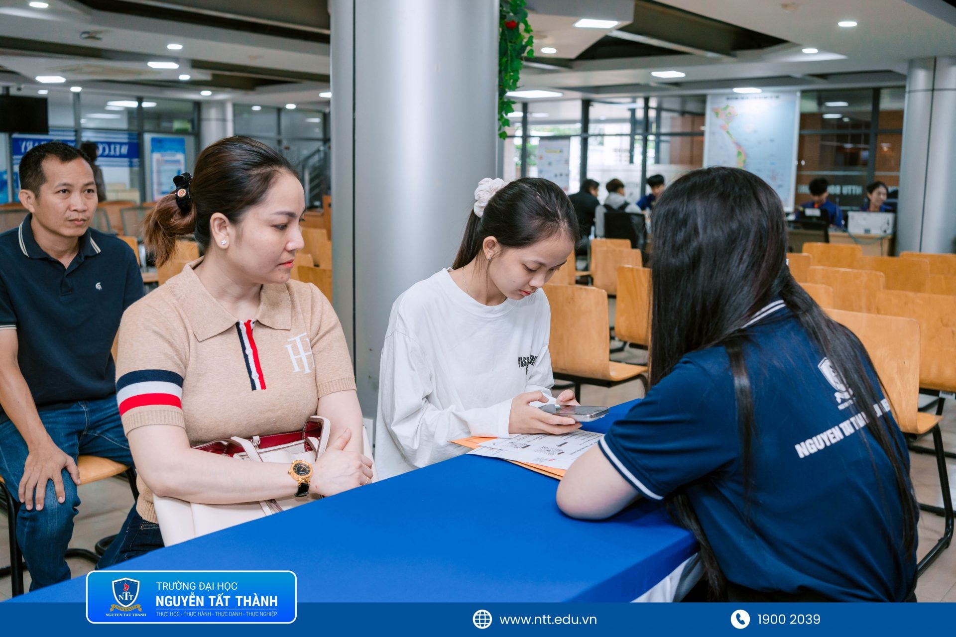 Thí sinh và phụ huynh từ nhiều tỉnh, thành tranh thủ đến NTTU hoàn tất thủ tục nhập học trước ngày 21/8.