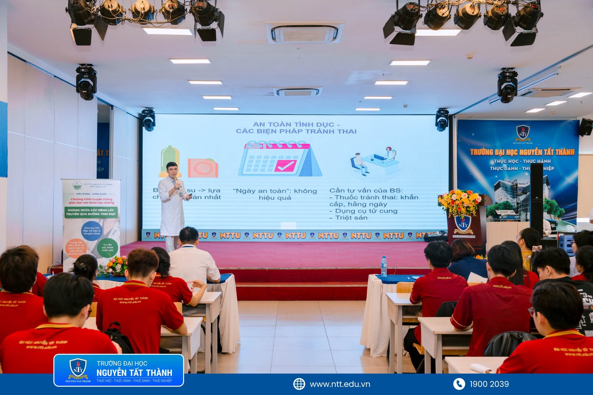 Sinh viên trực tiếp tham gia trả lời câu hỏi, trao đổi những vấn đề thường khó nói và được chuyên gia giải đáp bằng các tình huống gần gũi với thực tế