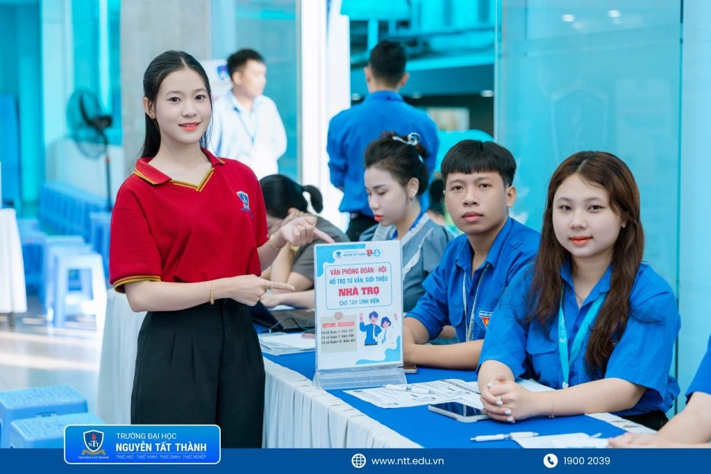 NTTU bố trí hoạt động tư vấn nhà trọ, ký túc xá, hỗ trợ tân sinh viên K2026 và phụ huynh tìm kiếm thông tin về nơi ở trong những ngày đầu nhập học
