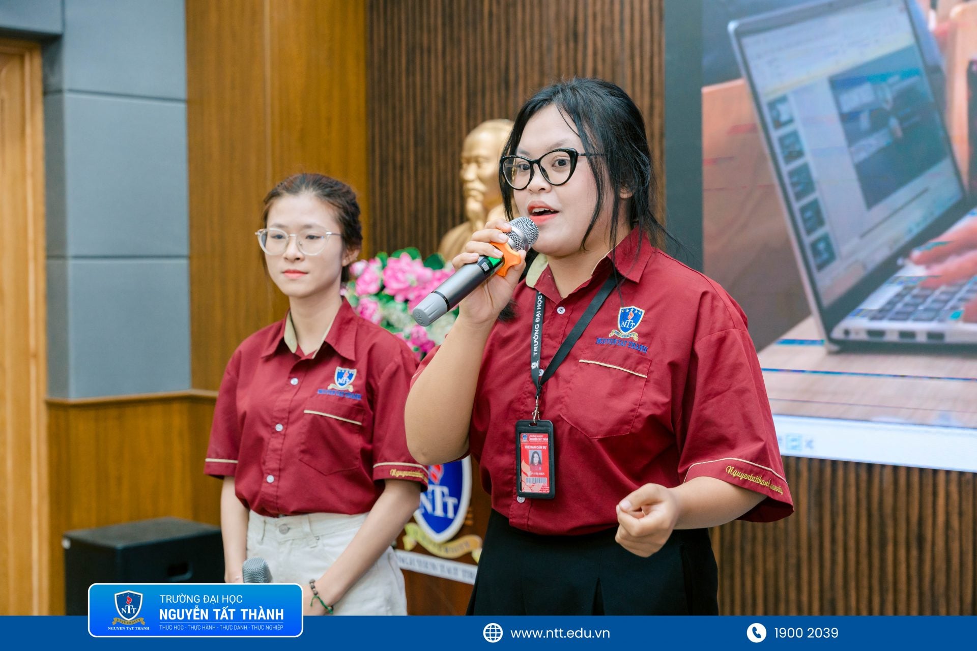 Các đội lần lượt trình bày dự án, giới thiệu cách xây dựng storytelling và trực tiếp bảo vệ ý tưởng trước Ban Giám khảo
