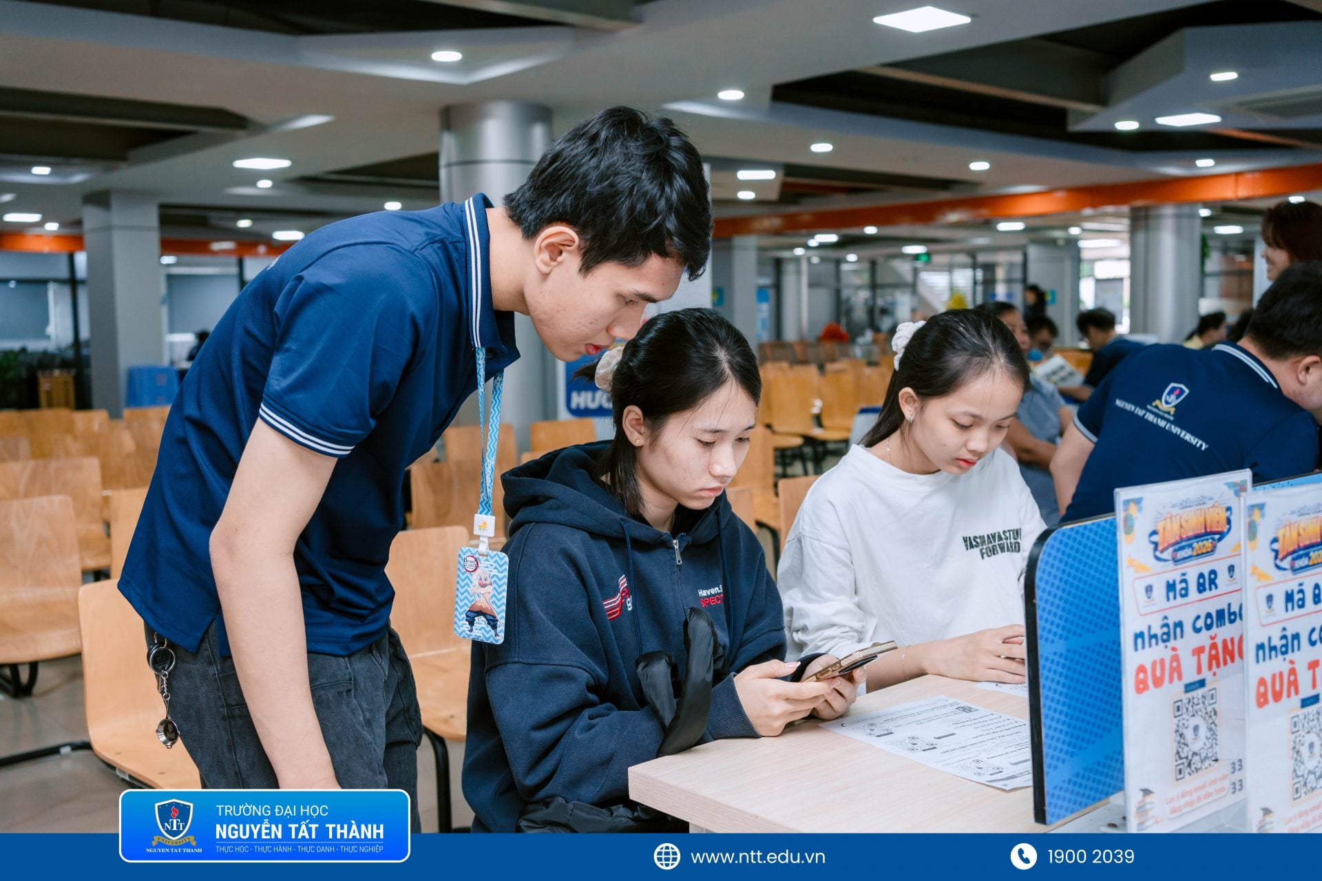 Đội ngũ NTTU túc trực hỗ trợ thí sinh và phụ huynh từ thông tin ký túc xá, nhà trọ đến các vấn đề liên quan đến hồ sơ, thủ tục và quá trình nhập học.