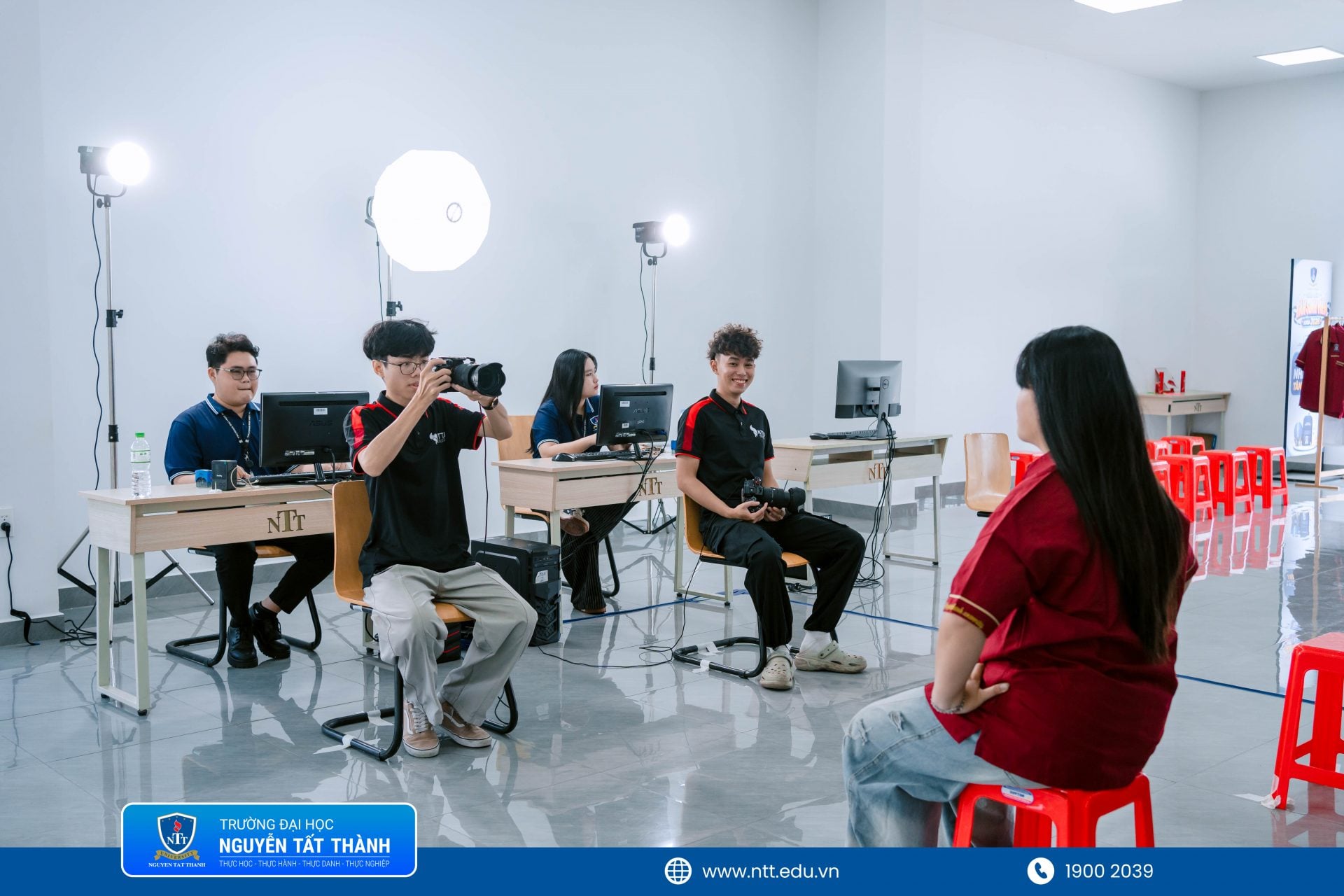 Muốn có chiếc thẻ sinh viên thật xinh? Đã có đội ngũ Media NTTU hỗ trợ chụp ảnh. Bạn nhớ makeup, chỉnh trang thật chỉn chu nhé; còn nếu chưa kịp chuẩn bị thì vẫn có đội ngũ hỗ trợ chỉnh ảnh để bạn tự tin với “visual” ngày đầu nhập học. 