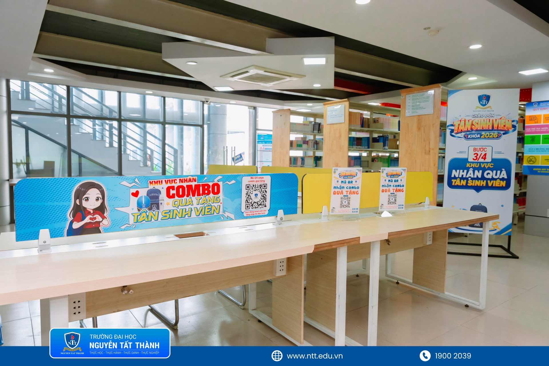 Bên cạnh các chính sách học bổng và voucher học tiếng Anh, NTTU còn chuẩn bị combo quà tặng gồm balo, nón bảo hiểm và bình giữ nhiệt để chào đón tân sinh viên K2026 trong ngày nhập học.
