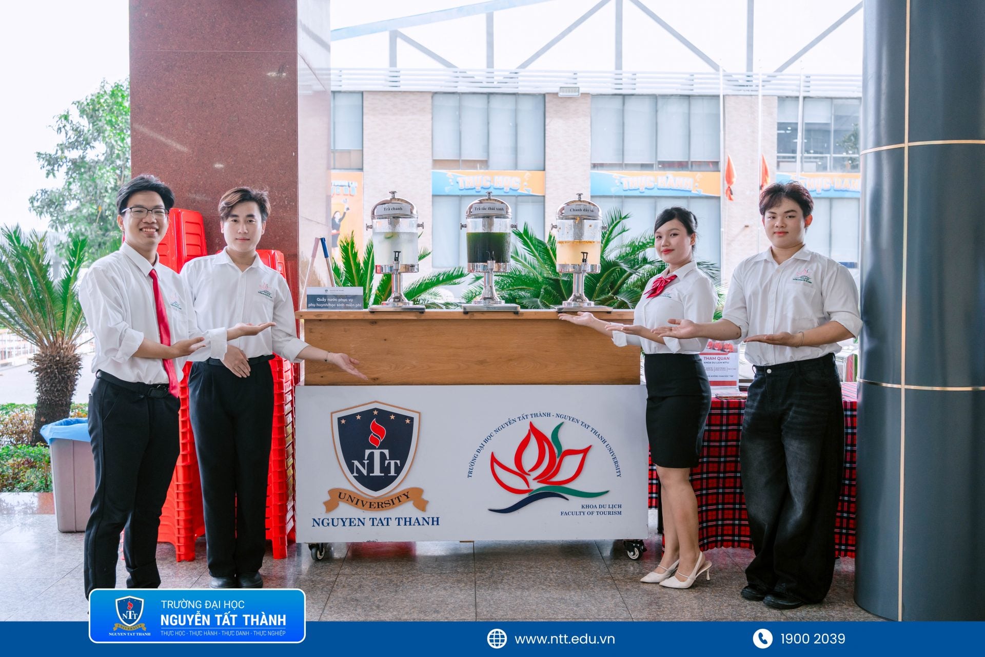 Một chút “tiếp năng lượng” trong ngày nhập học: quầy nước mát lạnh do Khoa Du lịch NTTU chuẩn bị, gửi tặng tân sinh viên và quý phụ huynh cùng thưởng thức trong lúc hoàn tất thủ tục. 