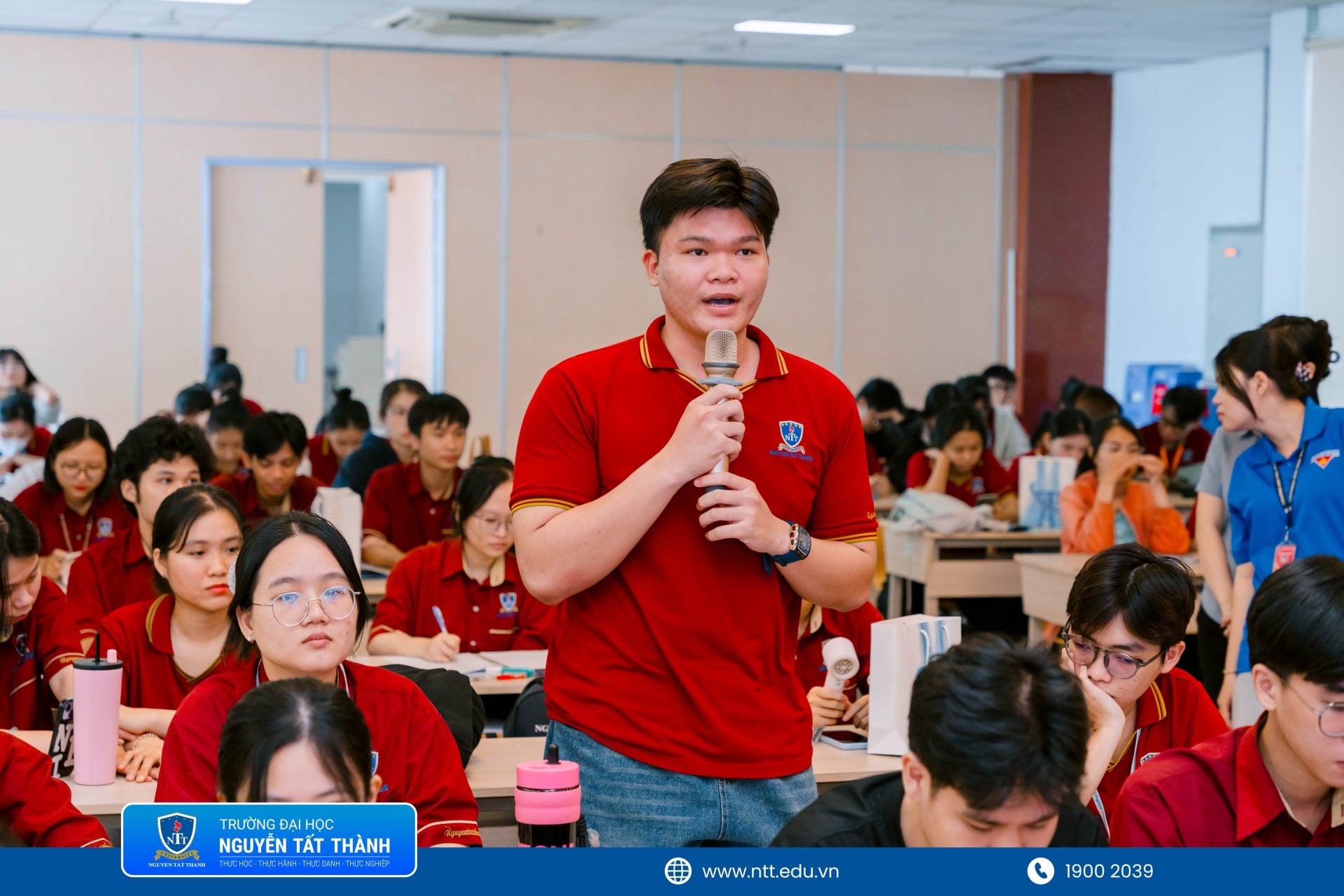 Sinh viên trực tiếp tham gia trả lời câu hỏi, trao đổi những vấn đề thường khó nói và được chuyên gia giải đáp bằng các tình huống gần gũi với thực tế
