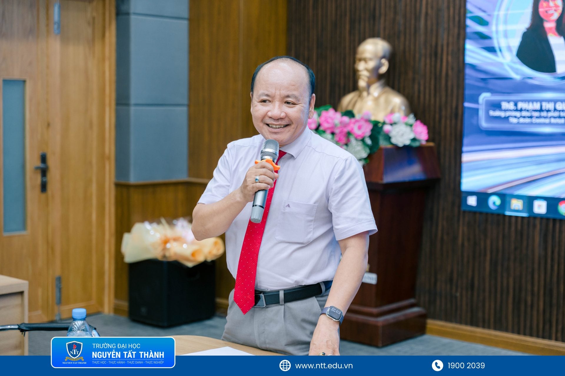 TS. Bùi Văn Thời – Phó Trưởng khoa Quản trị Kinh doanh, Trường Đại học Nguyễn Tất Thành chia sẻ cùng sinh viên về giá trị của việc đưa kiến thức vào những bài toán thực tế, rèn khả năng phối hợp, phản biện và bảo vệ ý tưởng. 