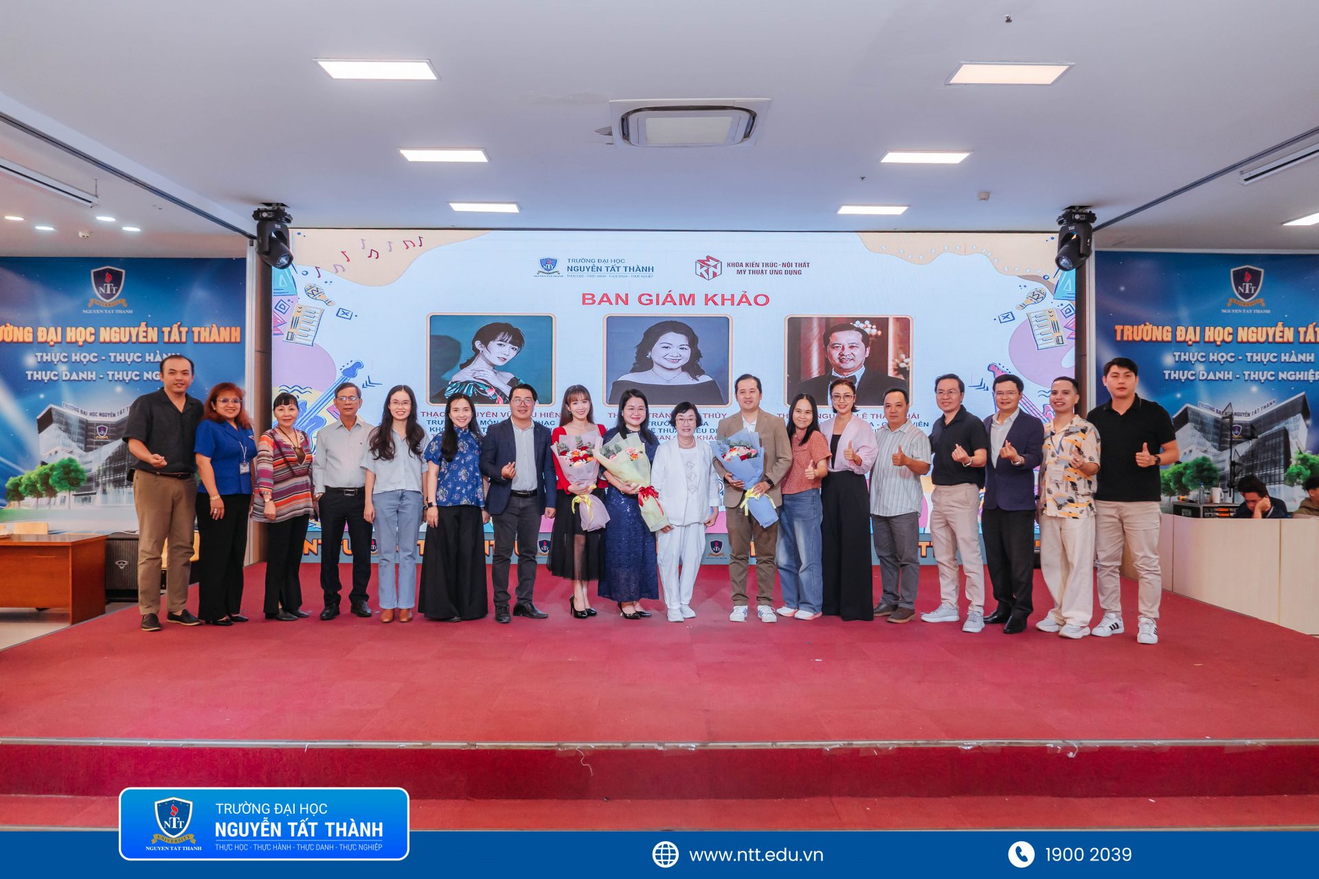 Đại diện Khoa Kiến trúc – Nội thất – Mỹ thuật Ứng dụng trao hoa thay lời cảm ơn đến Ban Tổ chức đã đồng hành, góp phần tạo nên một mùa The Creators 2026 chỉn chu và nhiều trải nghiệm cho sinh viên. 
