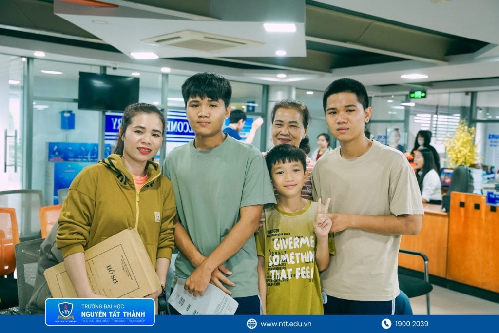 Mẹ và bà ngoại là những người luôn đồng hành, chăm lo cho Nhật Huy và Gia Huy từ những năm tháng tuổi thơ đến ngày hai em chính thức trở thành tân sinh viên NTTU
