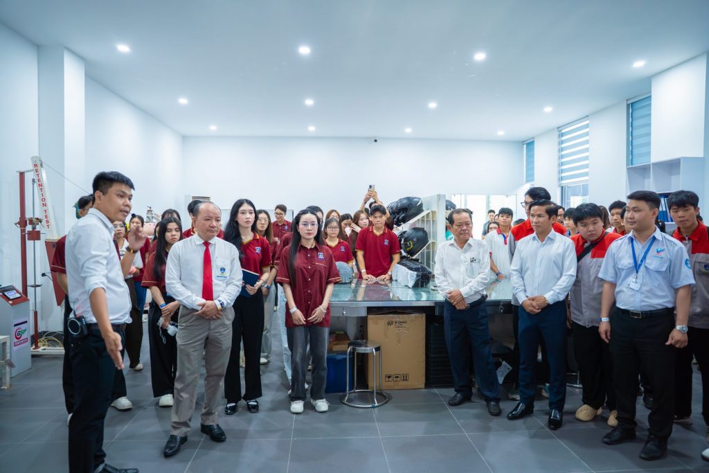 Sinh viên NTTU tham quan dây chuyền sản xuất tại Nhà máy Tập đoàn Quốc tế Á Châu LA.