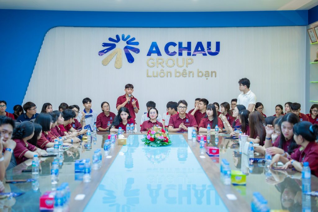 Sinh-vien-hao-hung-tham-gia-mini-game-cung-dai-dien-Tap-doan-Quoc-te-A-Chau