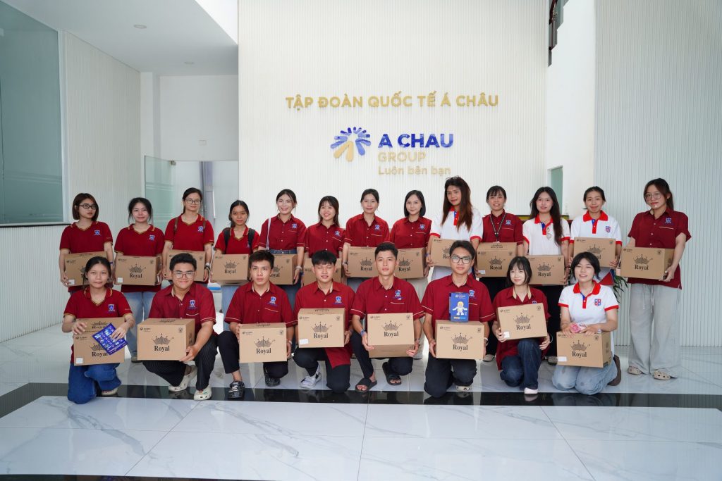 Tập đoàn quốc tế Á Châu tặng nón 