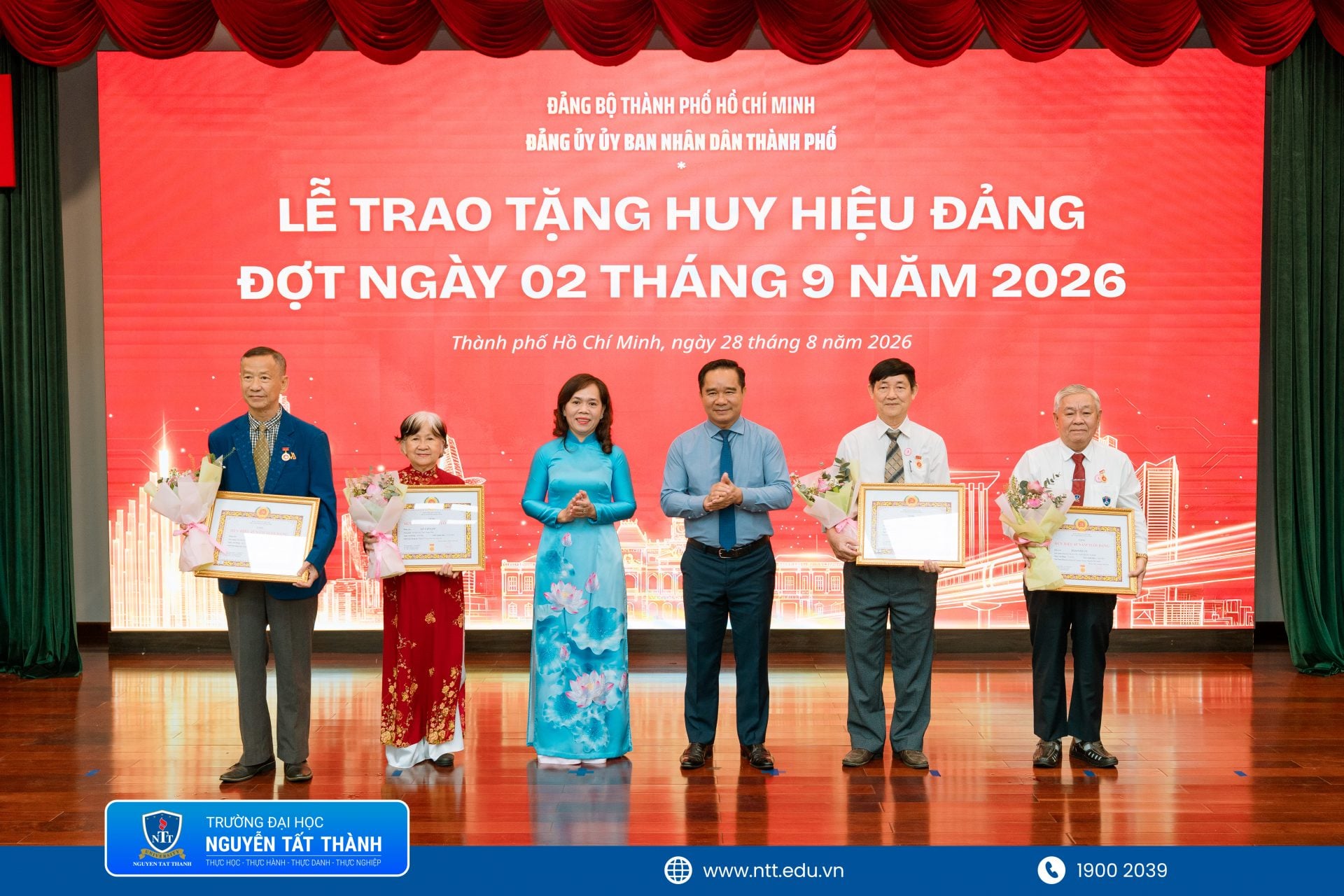 Trao huy hieu Dang
