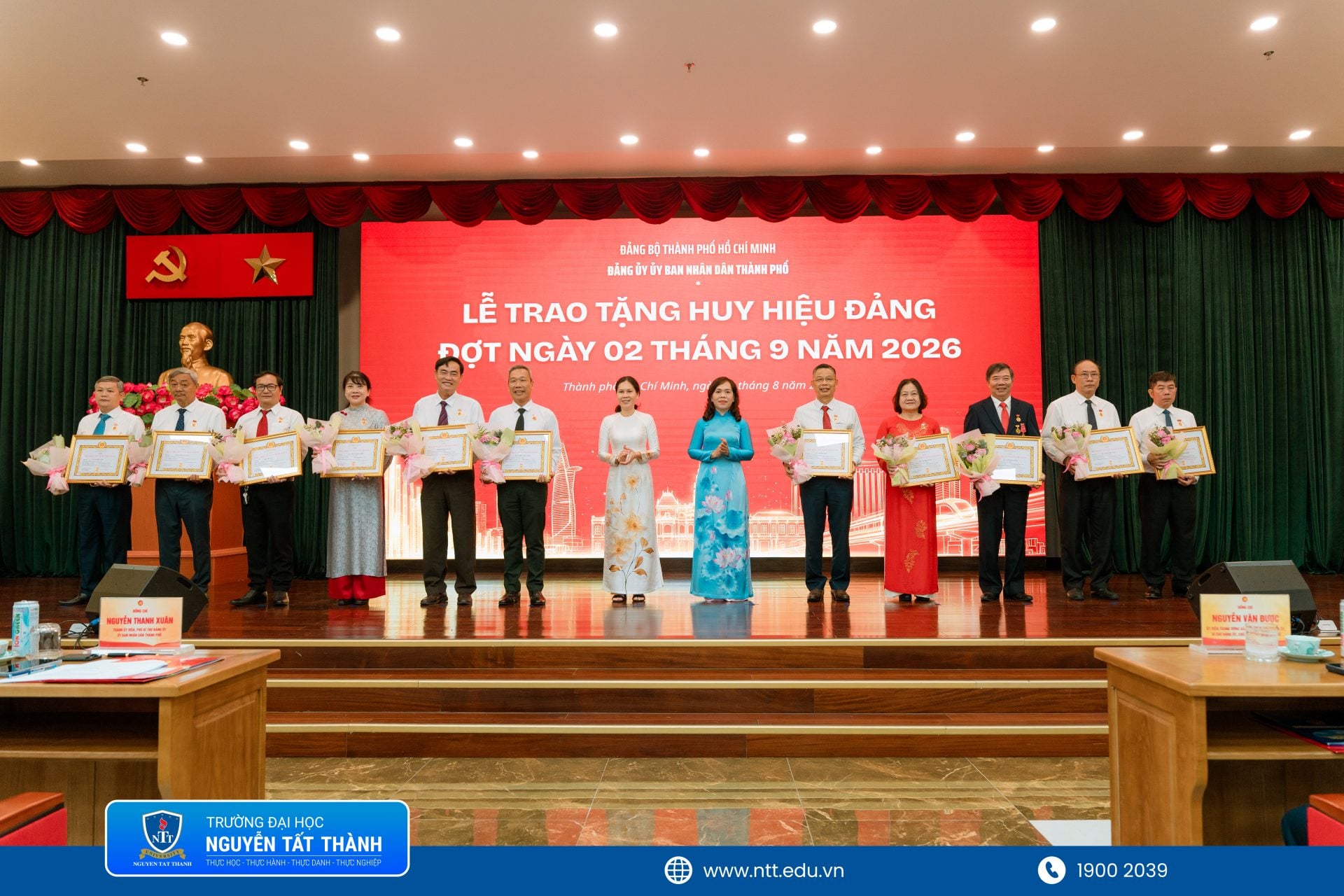 Trao huy hieu Dang