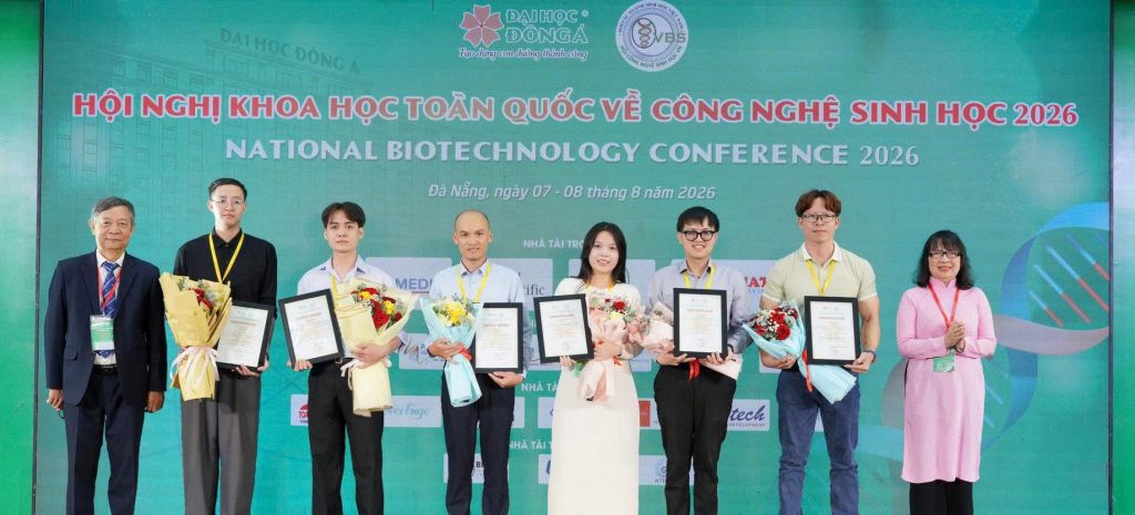 Hinh 2. Vinh danh các báo cáo xuất sắc; TS. Hoàng Văn Nam (thứ hai từ phải sang)