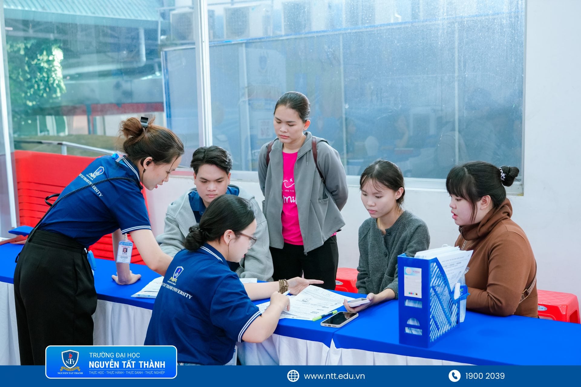 Khu vực tư vấn chuyên sâu giúp tân sinh viên và phụ huynh được giải đáp cụ thể về ngành học, chương trình đào tạo và định hướng nghề nghiệp trước khi bắt đầu năm học mới.