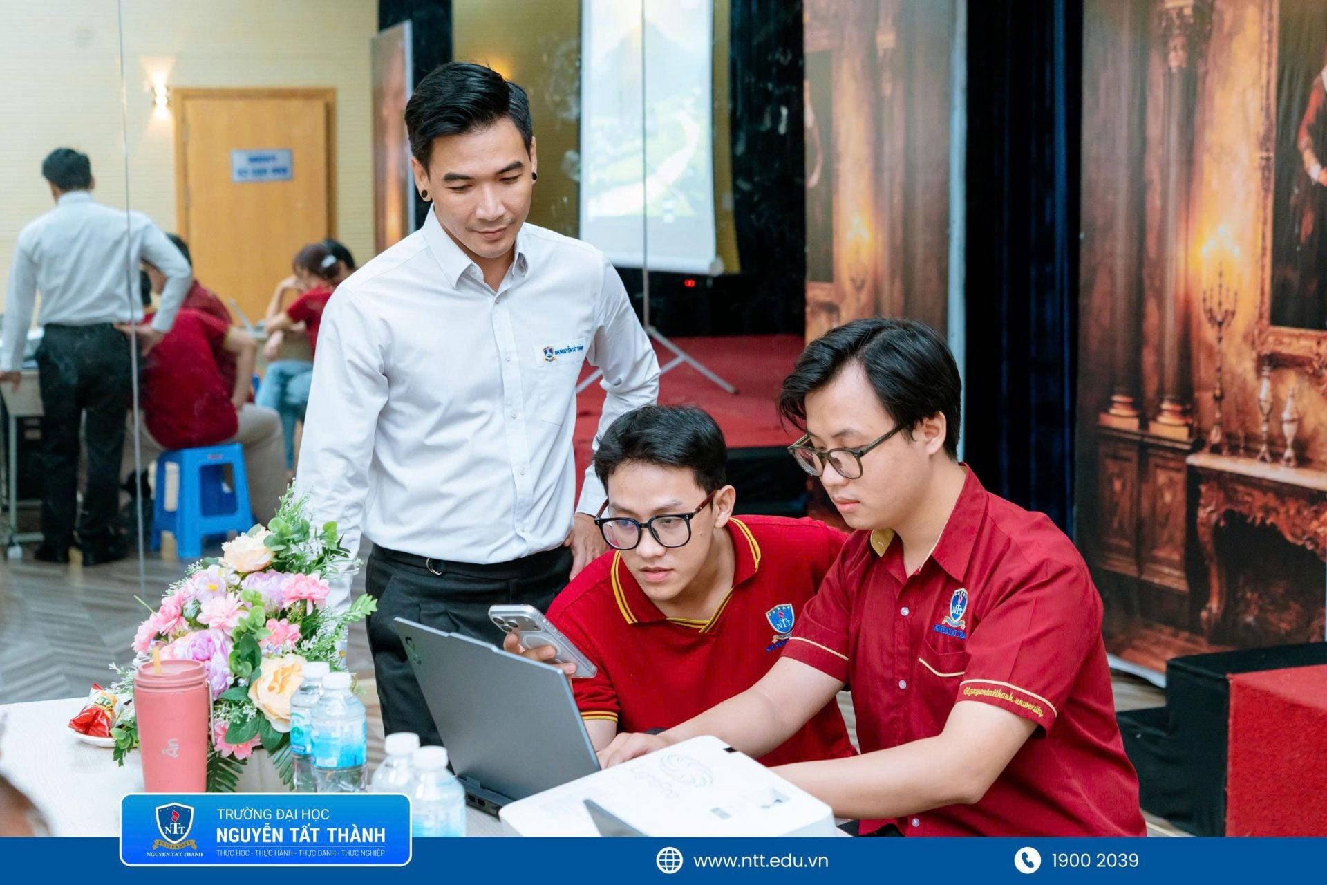 Hoạt động thực hành giúp sinh viên kiểm chứng kết quả do AI tạo ra, đồng thời rèn khả năng đánh giá, điều chỉnh và sử dụng công nghệ dựa trên kiến thức chuyên môn.
