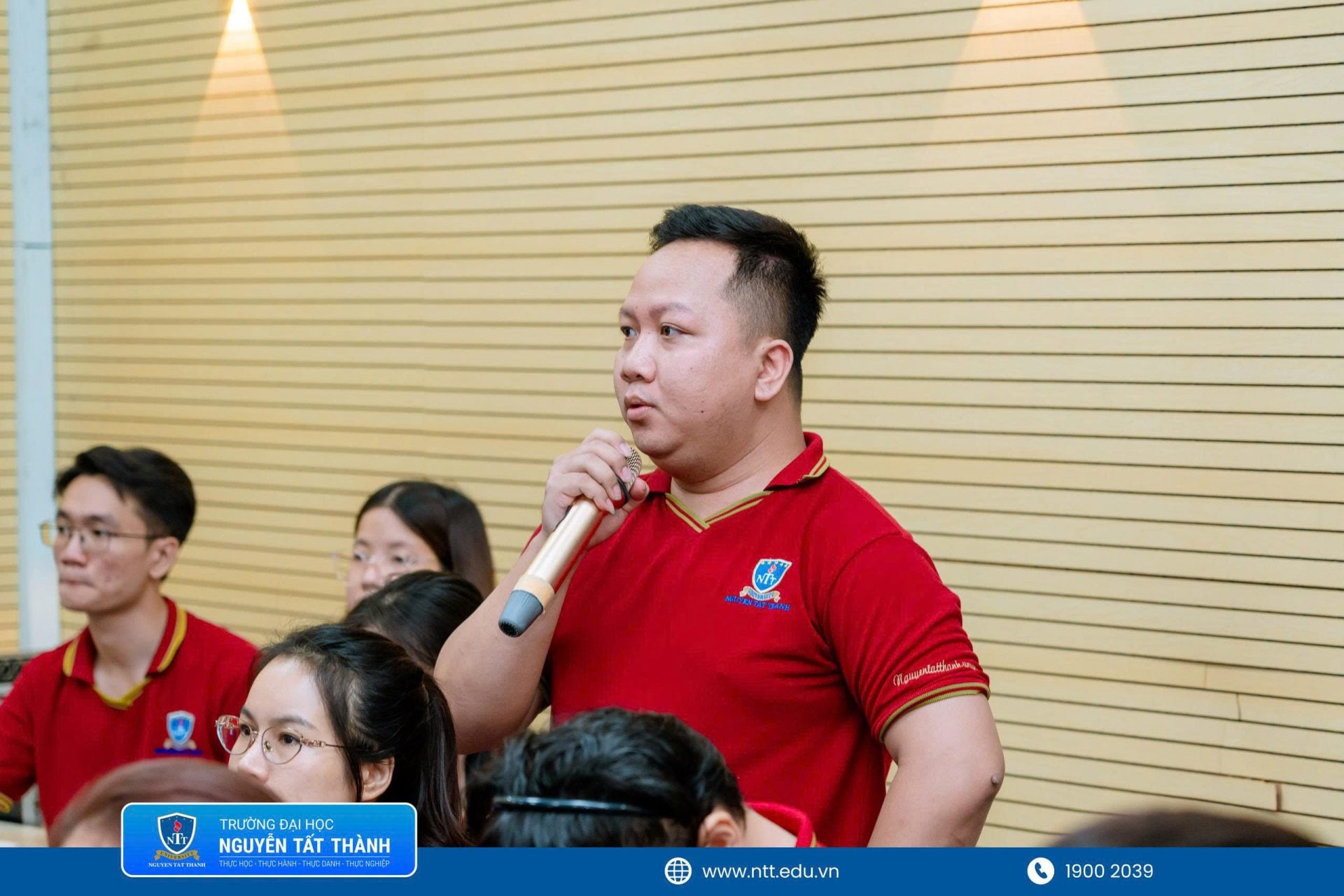 **Sinh viên được giảng viên giải đáp những băn khoăn trong quá trình ứng dụng AI vào học tập và sáng tạo, qua đó hiểu rõ hơn cách sử dụng công nghệ phù hợp với chuyên môn, đồng thời bảo đảm giá trị nghệ thuật và bản sắc di sản.**