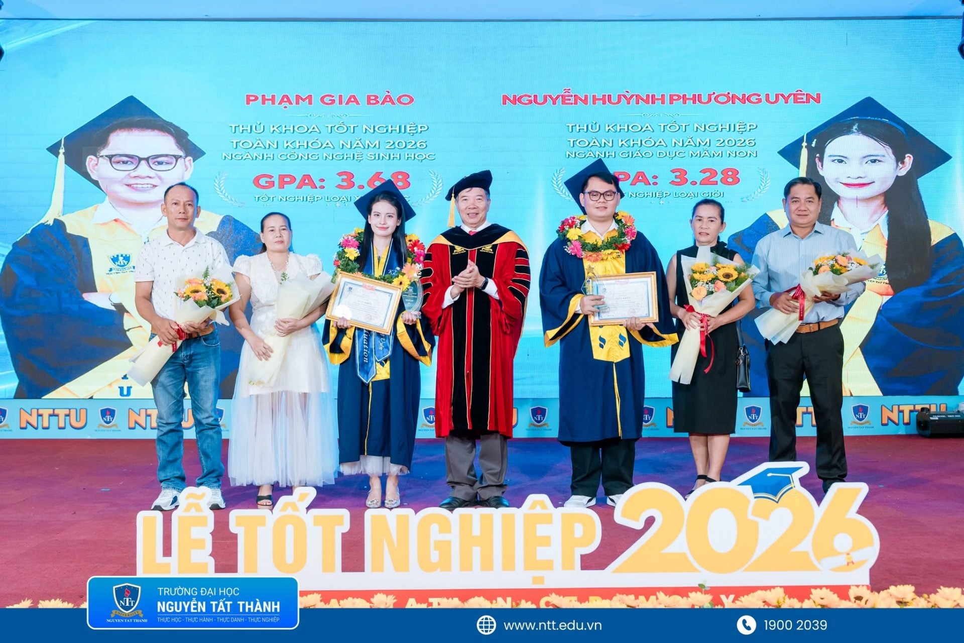 PGS.TS.NGƯT Nguyễn Kim Hồng – Hiệu trưởng Trường Đại học Nguyễn Tất Thành trao hoa tri ân phụ huynh của các thủ khoa tại Lễ tốt nghiệp đợt 2 năm 2026.
