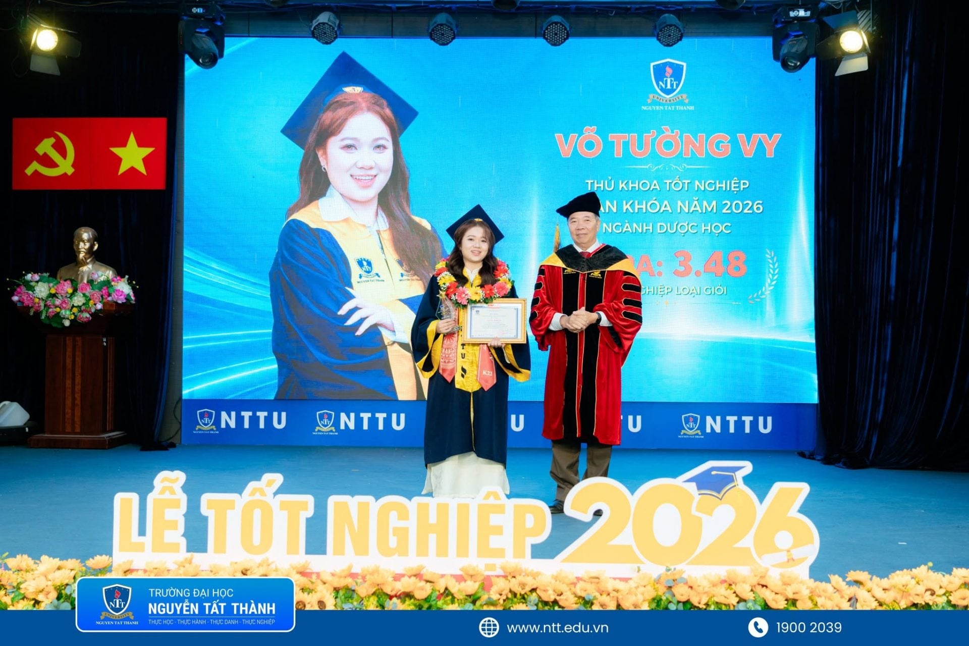 PGS.TS.NGƯT Nguyễn Kim Hồng – Hiệu trưởng Trường Đại học Nguyễn Tất Thành trao bằng khen và vinh danh thủ khoa có thành tích xuất sắc tại Lễ tốt nghiệp đợt 2 năm 2026.