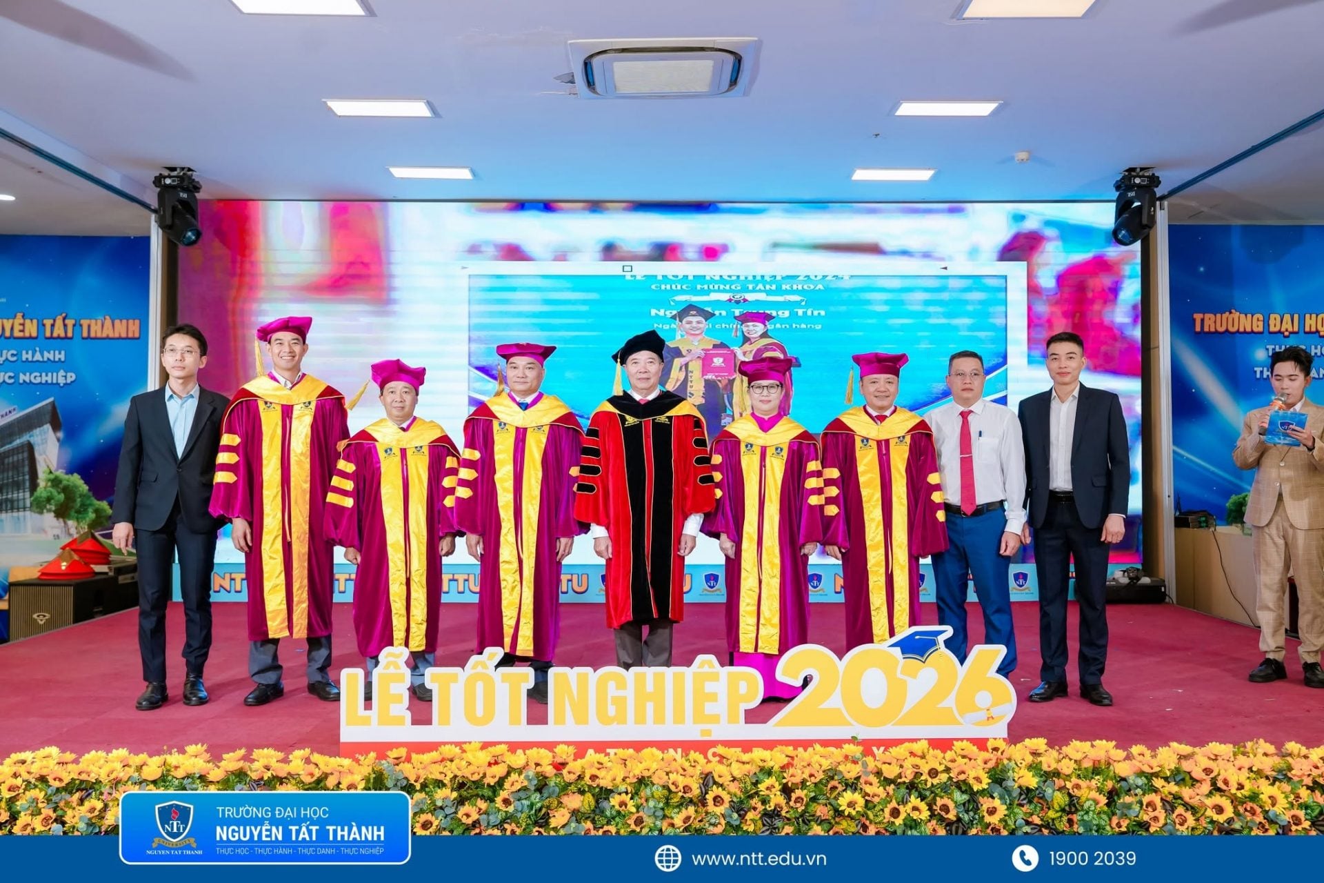 Những bó hoa tri ân được các tân khoa gửi đến thầy cô – những người đã đồng hành trong suốt những năm tháng học tập và trưởng thành tại NTTU