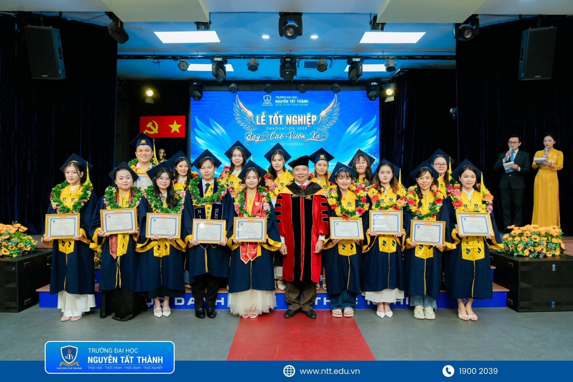 PGS.TS.NGƯT Nguyễn Kim Hồng – Hiệu trưởng Trường Đại học Nguyễn Tất Thành trao bằng khen và vòng hoa vinh danh sinh viên tốt nghiệp xuất sắc, thể hiện sự ghi nhận của Nhà trường đối với những thành tích nổi bật và quá trình nỗ lực toàn diện của sinh viên trong suốt thời gian học tập tại NTTU.