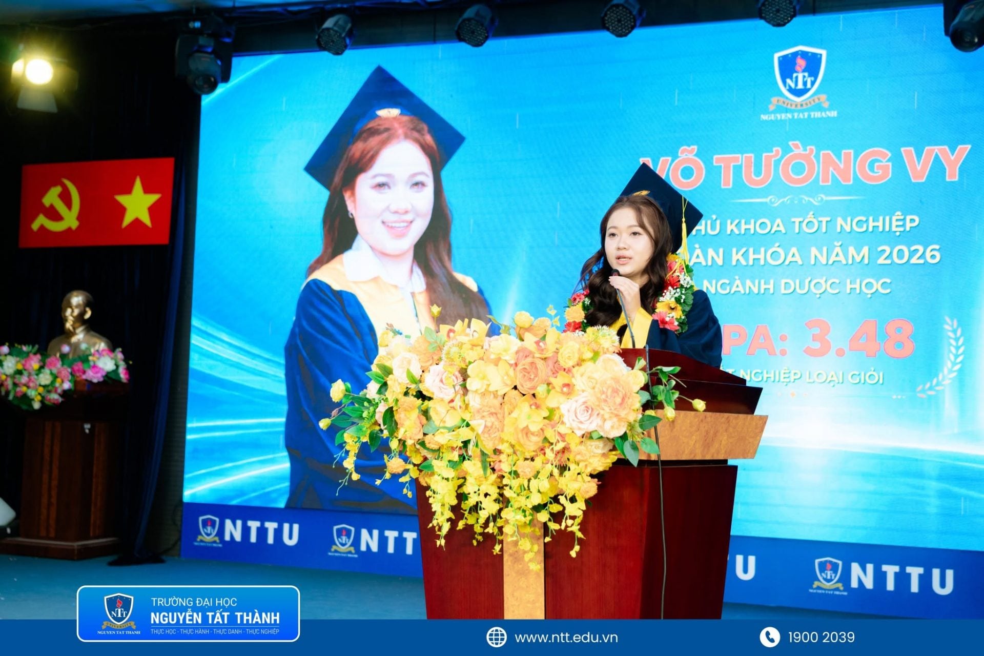 Võ Tường Vy – thủ khoa ngành Dược – đại diện tân khoa chia sẻ lời cảm ơn đến gia đình, thầy cô và nhắn gửi về trách nhiệm của người trẻ khi bước vào nghề