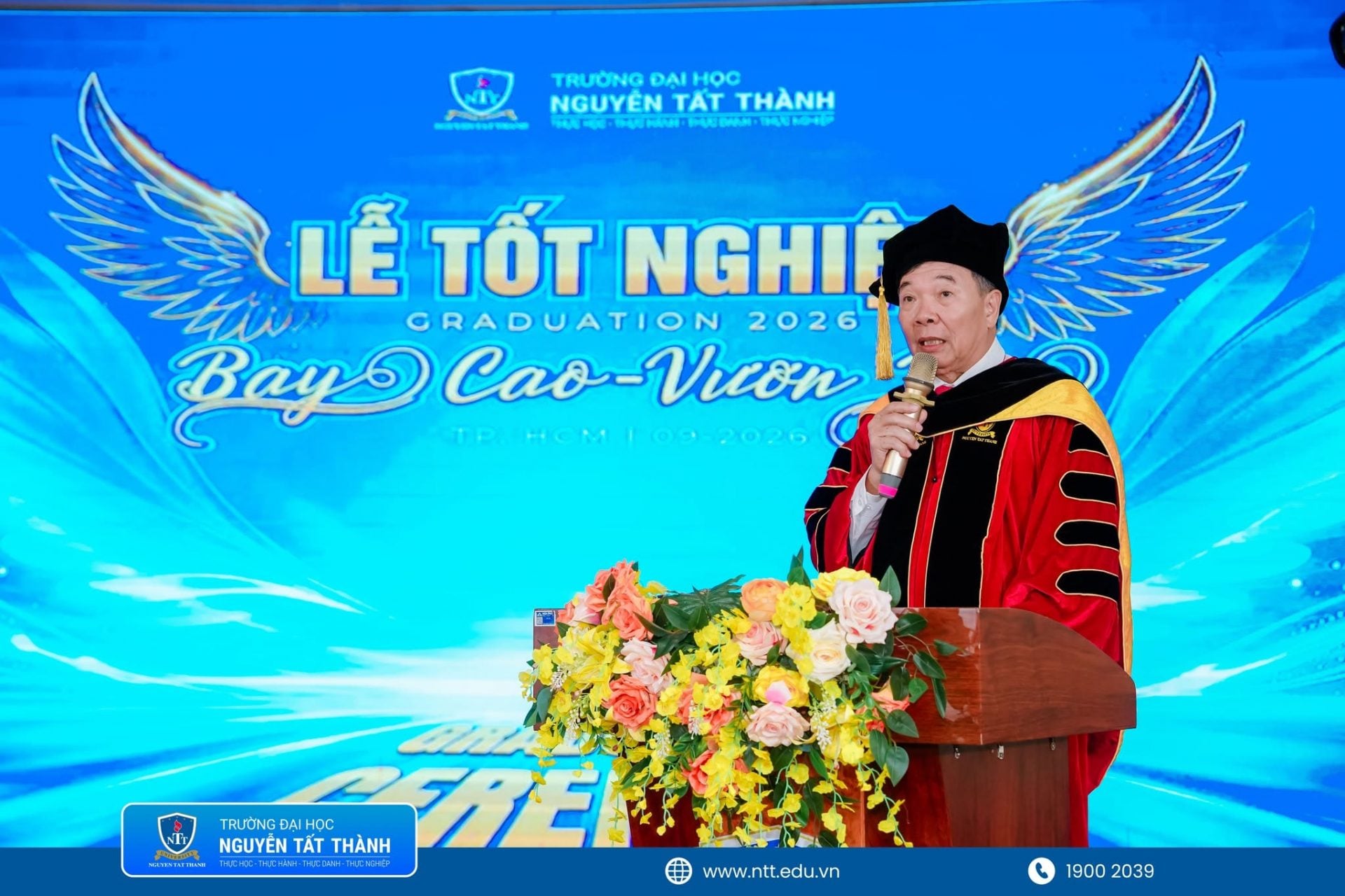 PGS.TS.NGƯT Nguyễn Kim Hồng – Hiệu trưởng Trường Đại học Nguyễn Tất Thành phát biểu tại Lễ tốt nghiệp, gửi gắm những kỳ vọng đến các tân khoa trước chặng đường mới