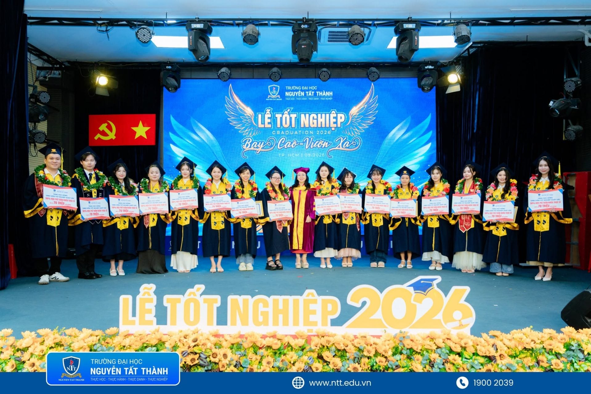 PGS.TS. Nguyễn Lan Phương – Phó Hiệu trưởng, Viện trưởng Viện Đào tạo Sau đại học và ThS. Hoàng Hữu Du – Phó Viện trưởng Viện Đào tạo Sau đại học trao học bổng thạc sĩ trị giá 50% học phí toàn khóa, tương đương 70 triệu đồng, cho các sinh viên tốt nghiệp xuất sắc, mở thêm cơ hội để người học tiếp tục nâng cao trình độ chuyên môn tại NTTU.