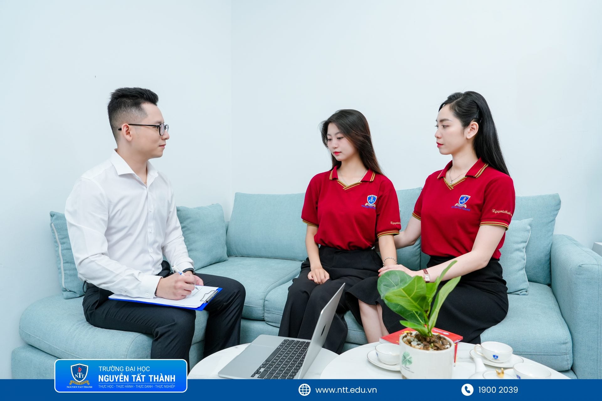 Chương trình Tâm lý học đào tạo từ xa tại Trường Đại học Nguyễn Tất Thành hướng đến sự linh hoạt trong học tập, đồng thời chú trọng khả năng ứng dụng kiến thức vào nhiều môi trường như giáo dục, chăm sóc sức khỏe, doanh nghiệp và các hoạt động tham vấn tâm lý.