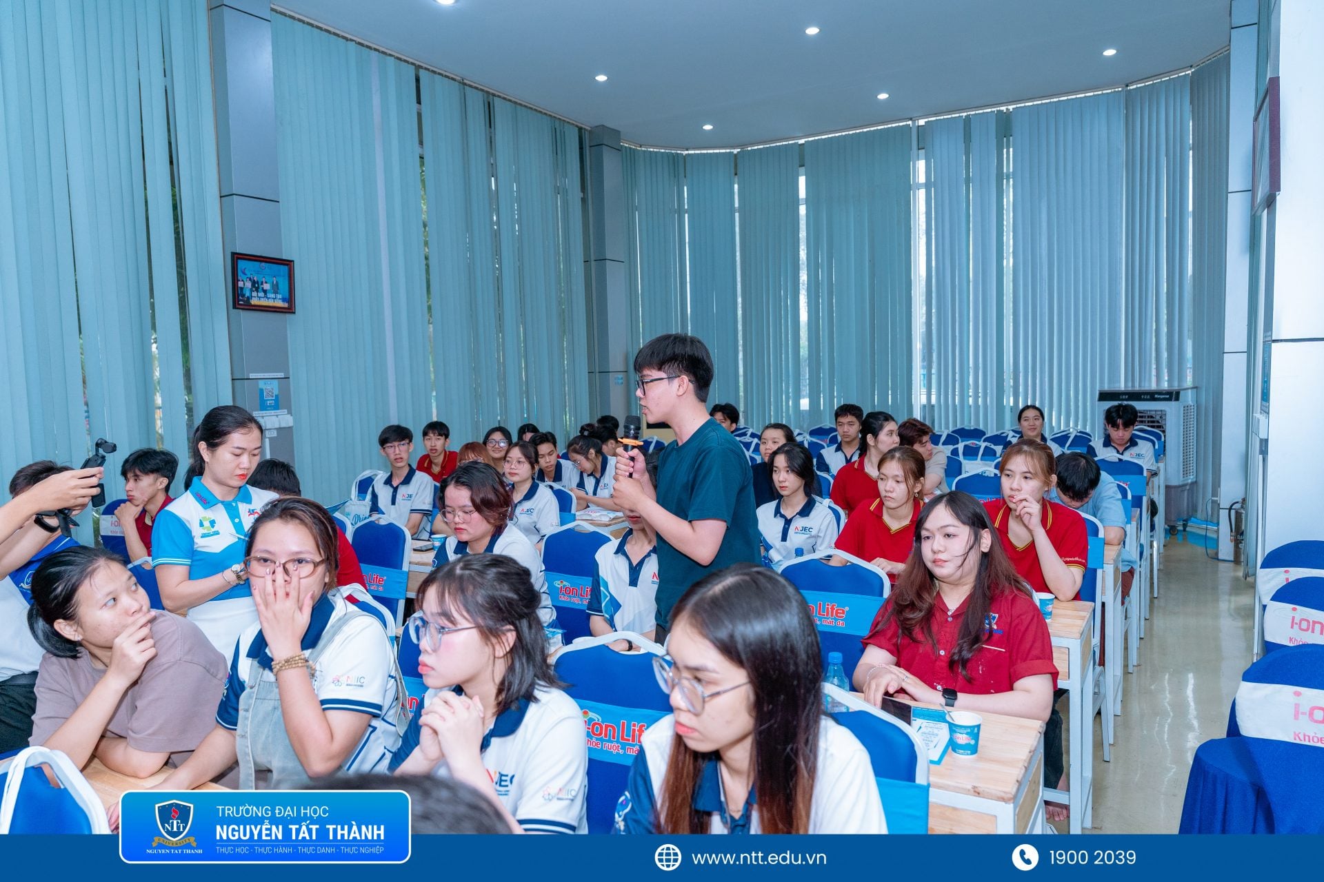 Sinh viên NTTU trao đổi, đặt câu hỏi và được đại diện đơn vị trực tiếp giải đáp những thắc mắc liên quan đến mô hình sản xuất, quy trình vận hành và hoạt động kinh doanh thực tế.