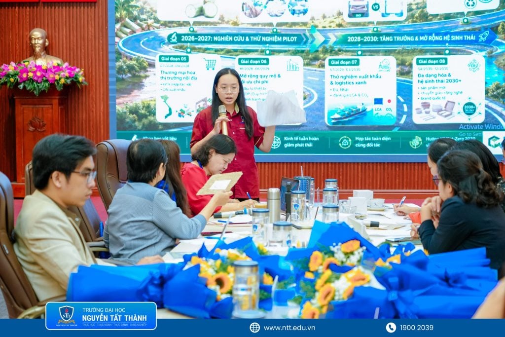 đội lần lượt giới thiệu dự án trước chuyên gia
