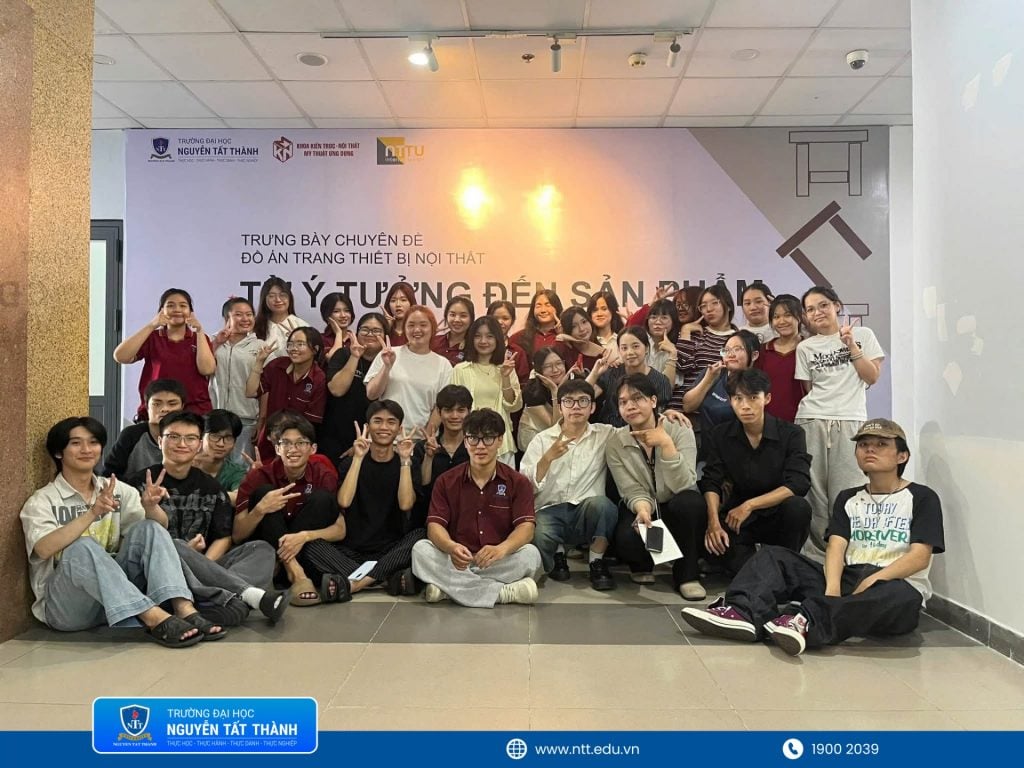 Từ những ý tưởng trên bản vẽ đến sản phẩm hoàn thiện ở tỷ lệ 1:1, buổi bảo vệ và triển lãm “Từ ý tưởng đến sản phẩm” cho thấy cách ngành Thiết kế Nội thất, Khoa Kiến trúc – Nội thất – Mỹ thuật ứng dụng NTTU đưa sinh viên đến gần hơn với thực tế nghề nghiệp thông qua quá trình thiết kế, gia công, phản biện và hoàn thiện sản phẩm ngay trên giảng đường