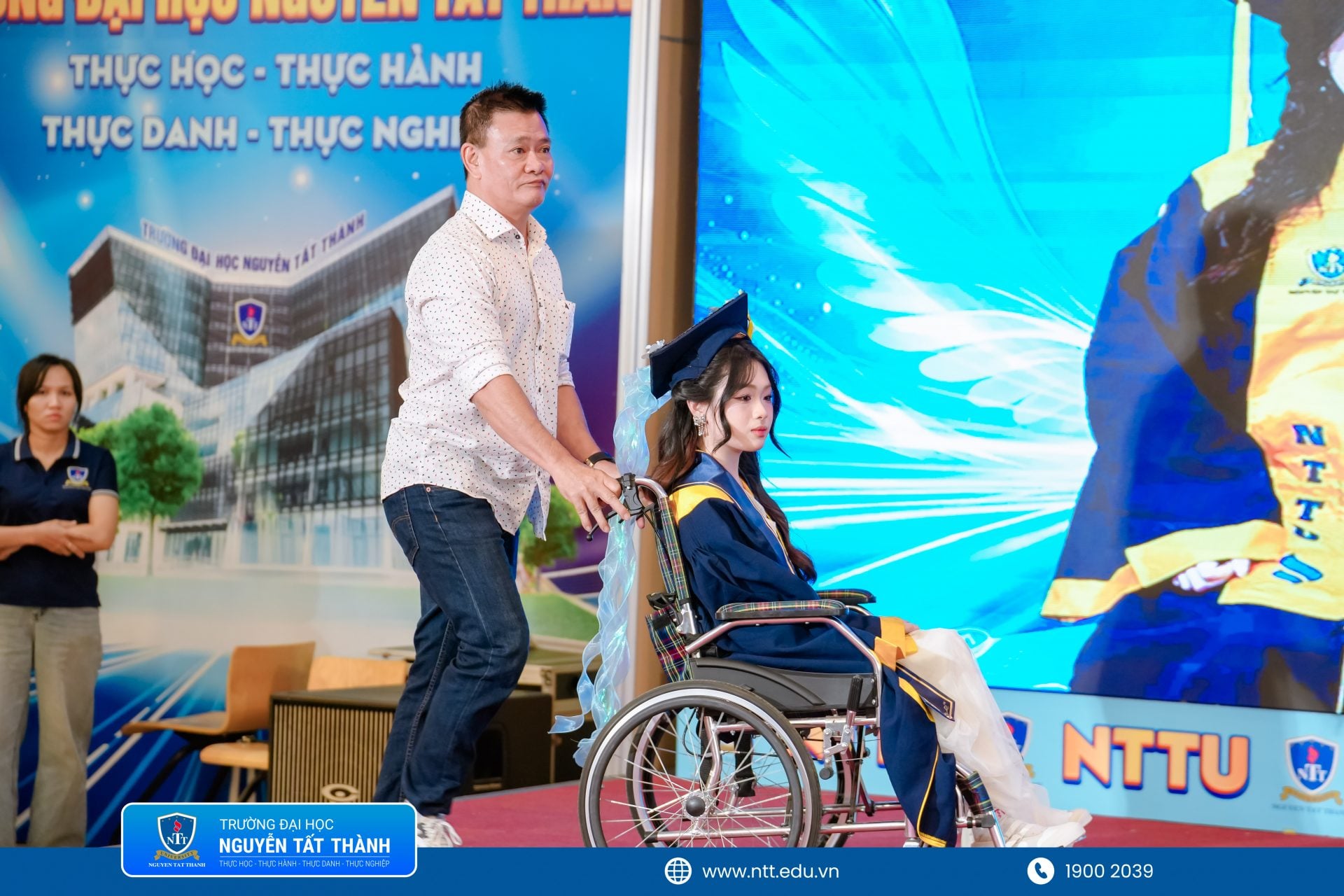 Hơn hai thập kỷ đưa đón con đến trường, ông Ngô Văn Dũng tiếp tục đồng hành cùng con gái Ngô Nguyễn Mỹ Duyên trong chuyến đi đặc biệt: bước lên sân khấu nhận bằng cử nhân.