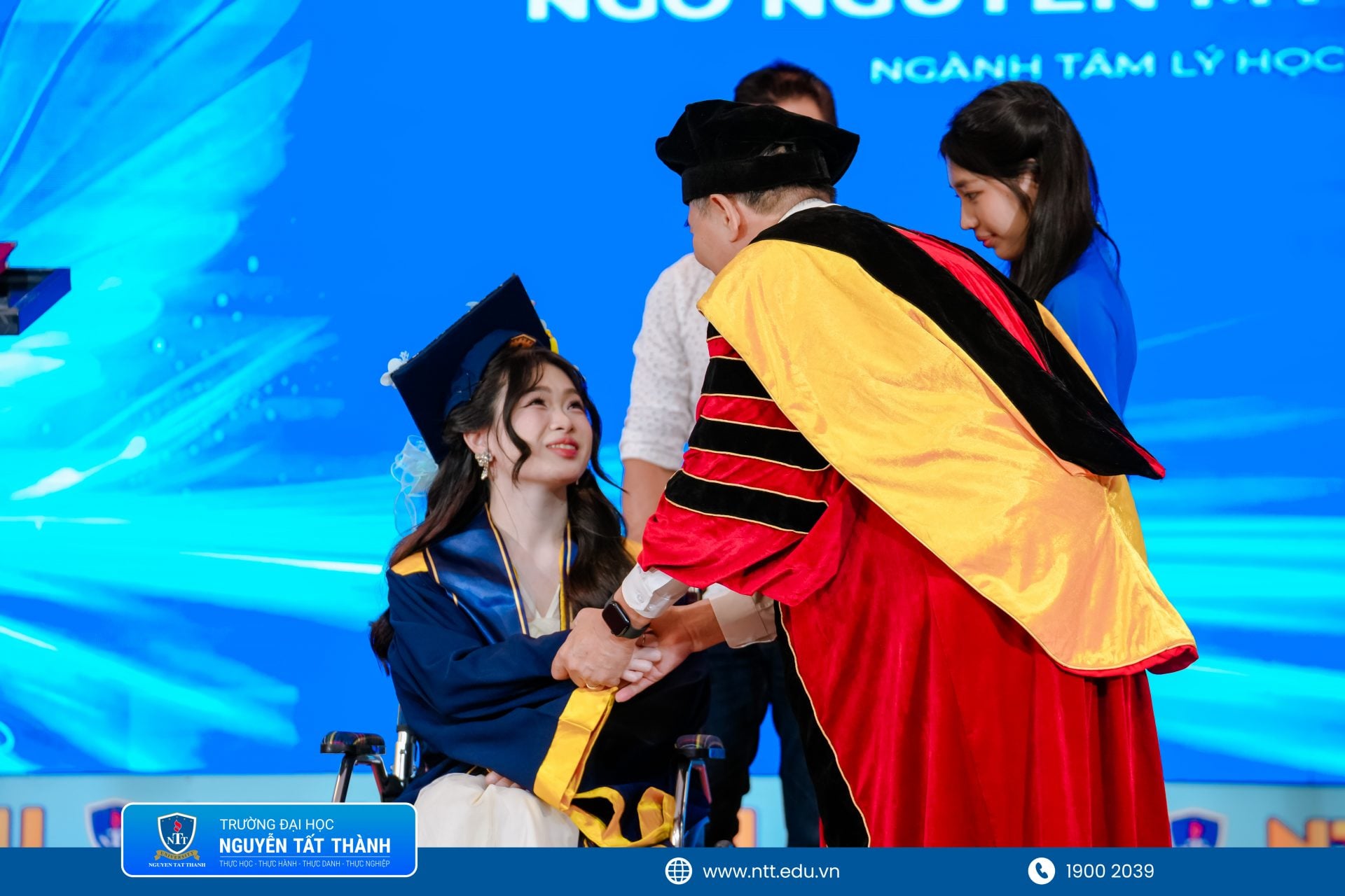 Ngô Nguyễn Mỹ Duyên đón nhận tấm bằng cử nhân ngành Tâm lý học tại Lễ tốt nghiệp Trường Đại học Nguyễn Tất Thành ngày 19/9/2026. Trong khoảnh khắc đặc biệt ấy, ba em, ông Ngô Văn Dũng, có mặt trên sân khấu để cùng con đón nhận niềm vui